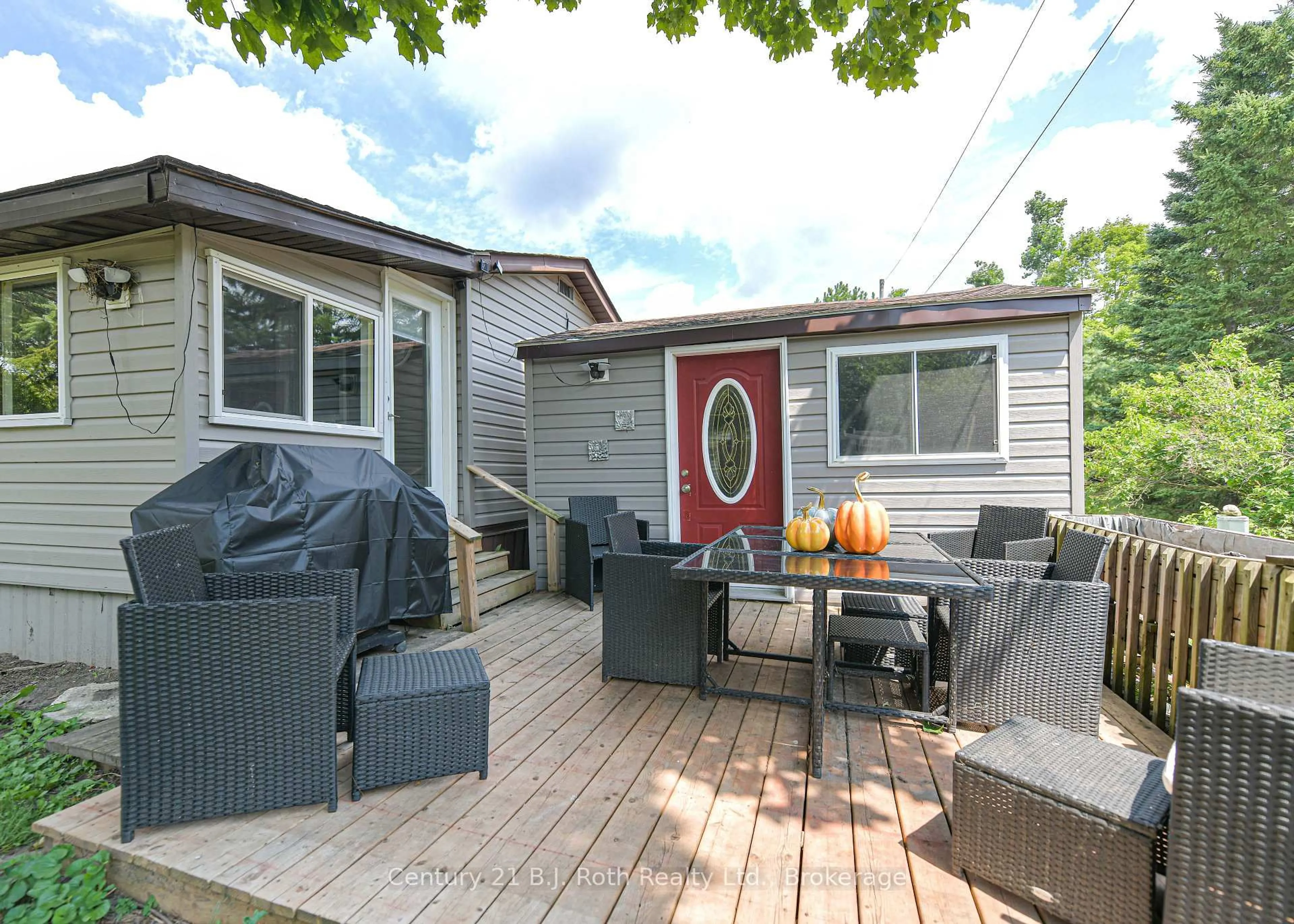 Patio, street for 7 Irvine Rd, Oro-Medonte Ontario L3V 0P9