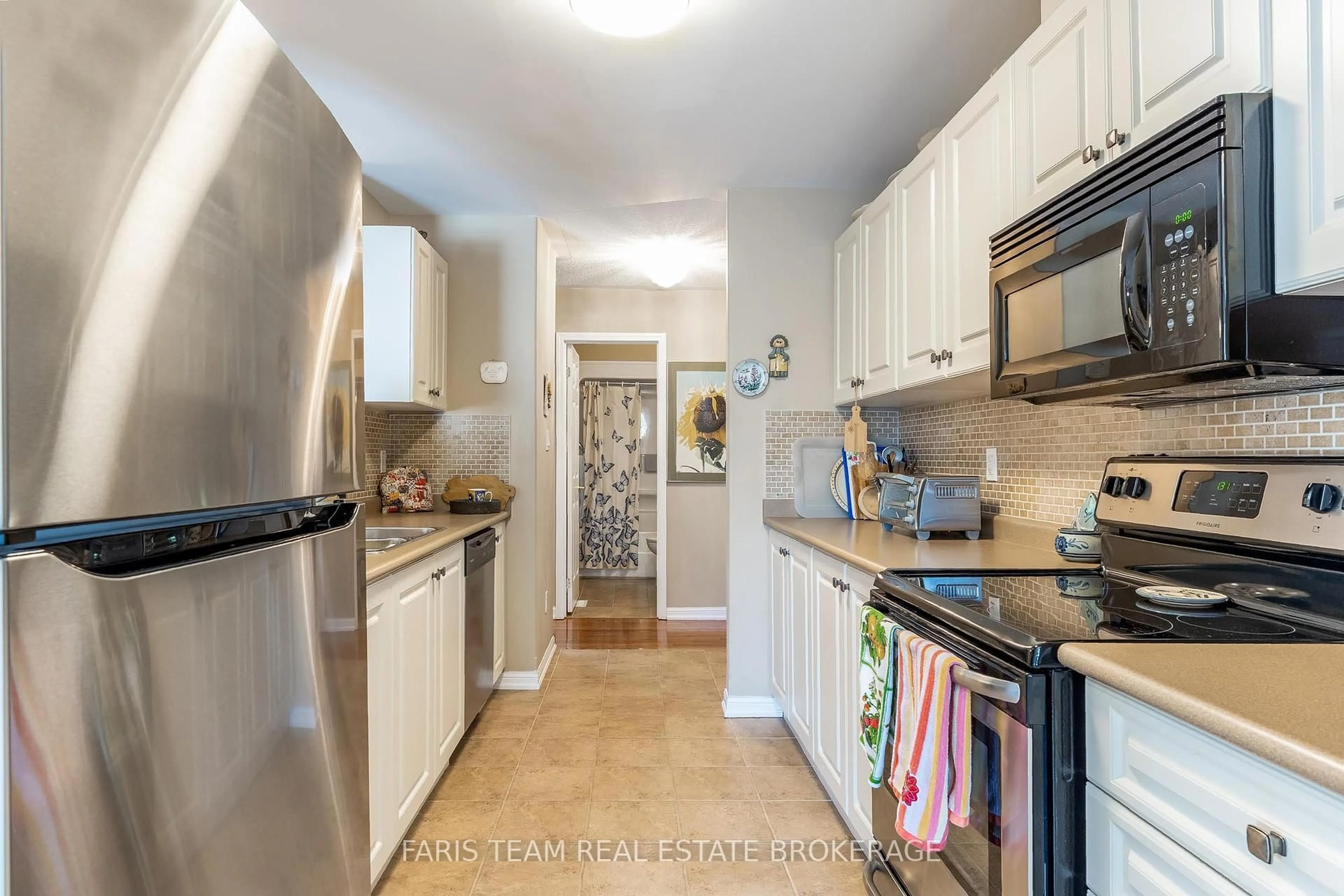 Standard kitchen, ceramic/tile floor for 318 Little Ave #18, Barrie Ontario L4N 2Z6
