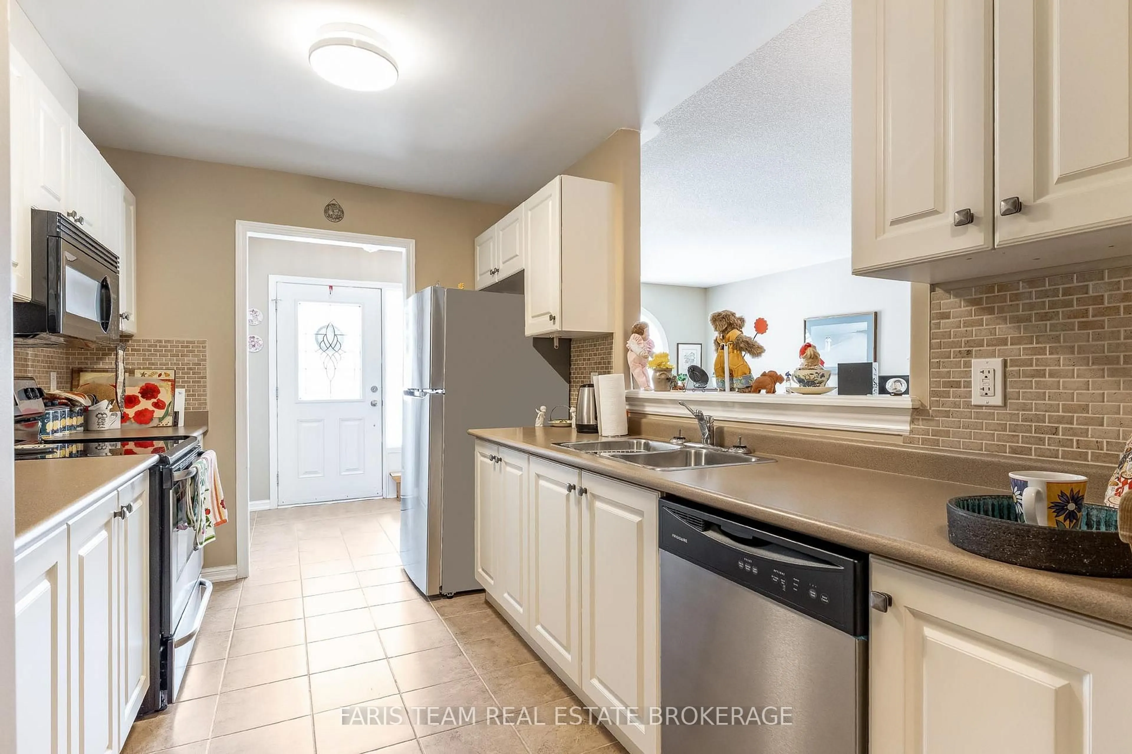 Standard kitchen, unknown for 318 Little Ave #18, Barrie Ontario L4N 2Z6