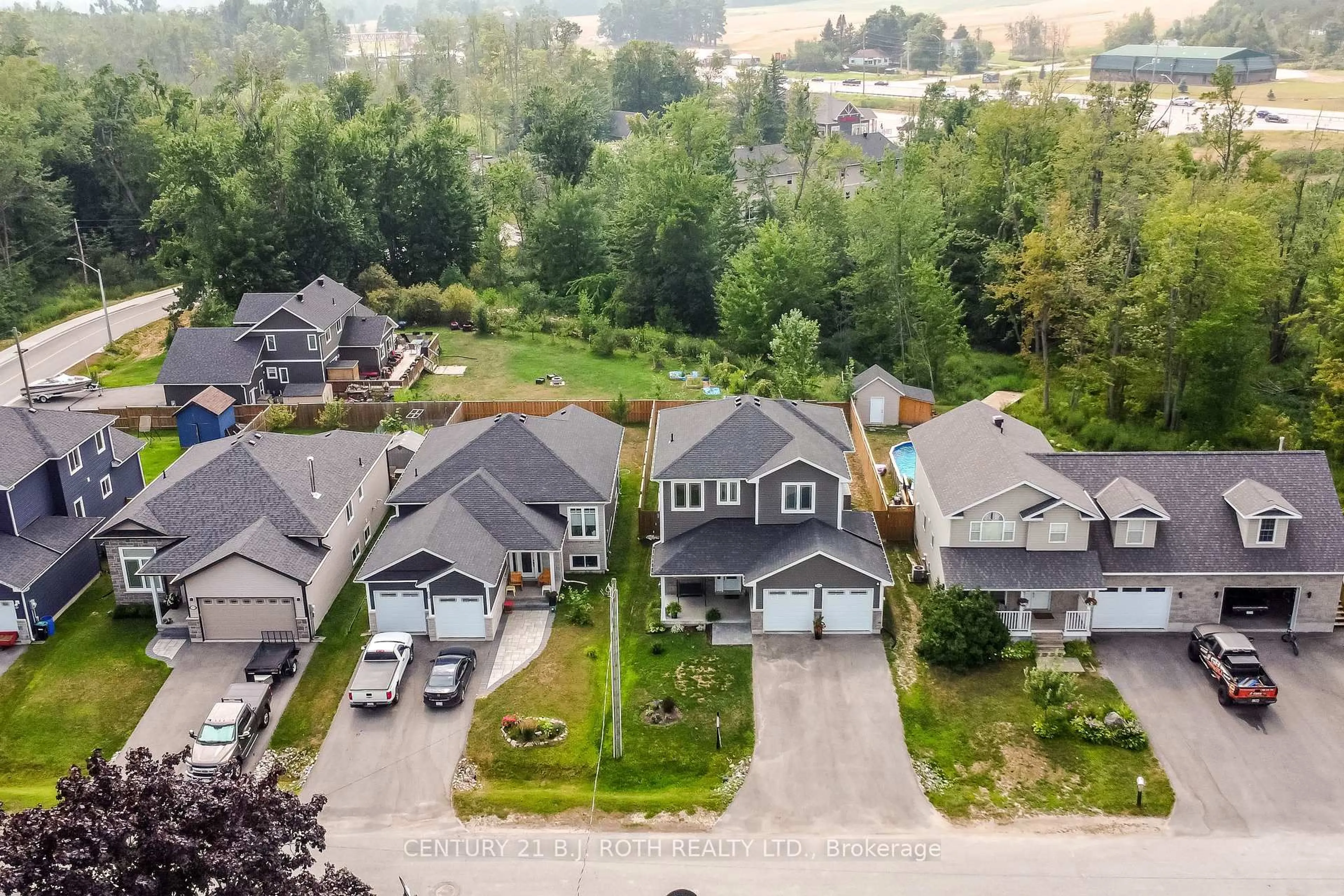 A pic from outside/outdoor area/front of a property/back of a property/a pic from drone, unknown for 3428 Timberline Ave, Severn Ontario L3V 0V8