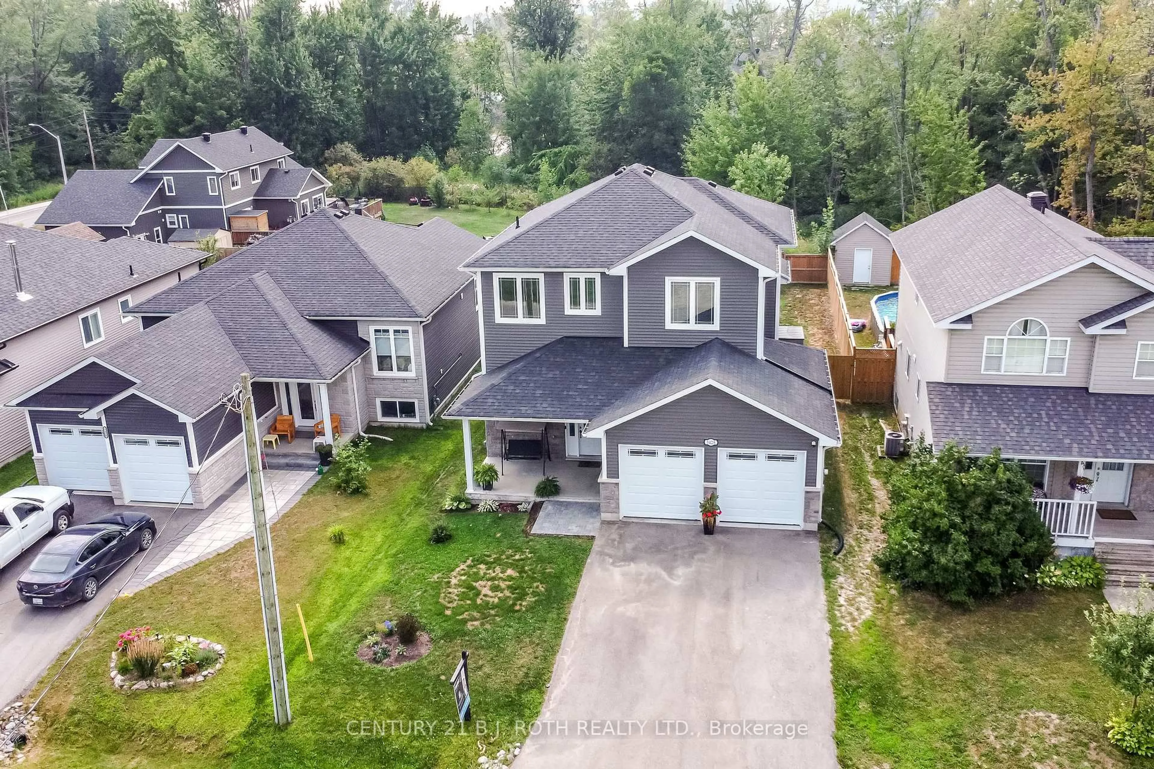 A pic from outside/outdoor area/front of a property/back of a property/a pic from drone, street for 3428 Timberline Ave, Severn Ontario L3V 0V8