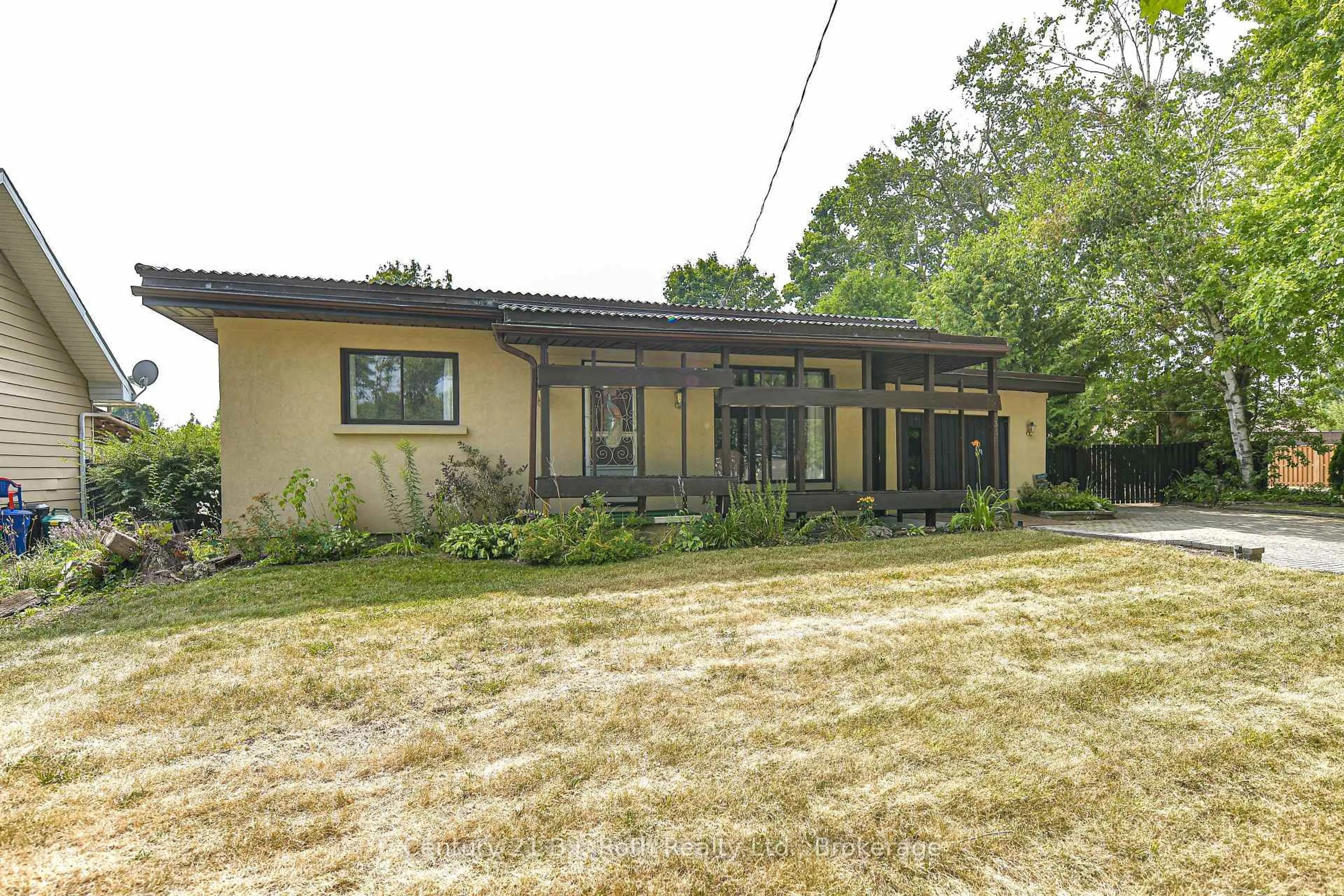 Patio, building for 535 High St, Orillia Ontario L3V 4X9