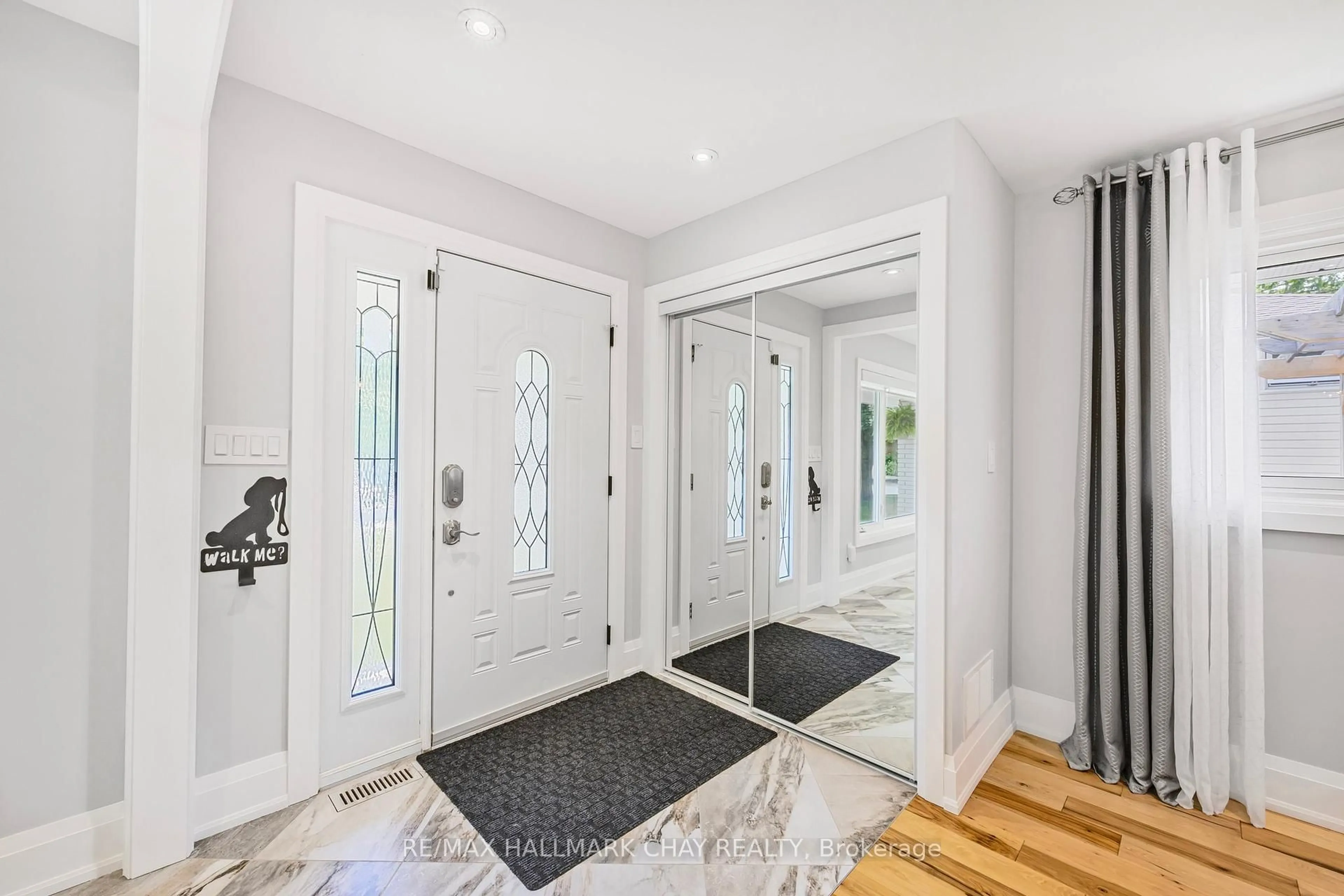 Indoor entryway for 51 Springhome Rd, Barrie Ontario L4N 2W6