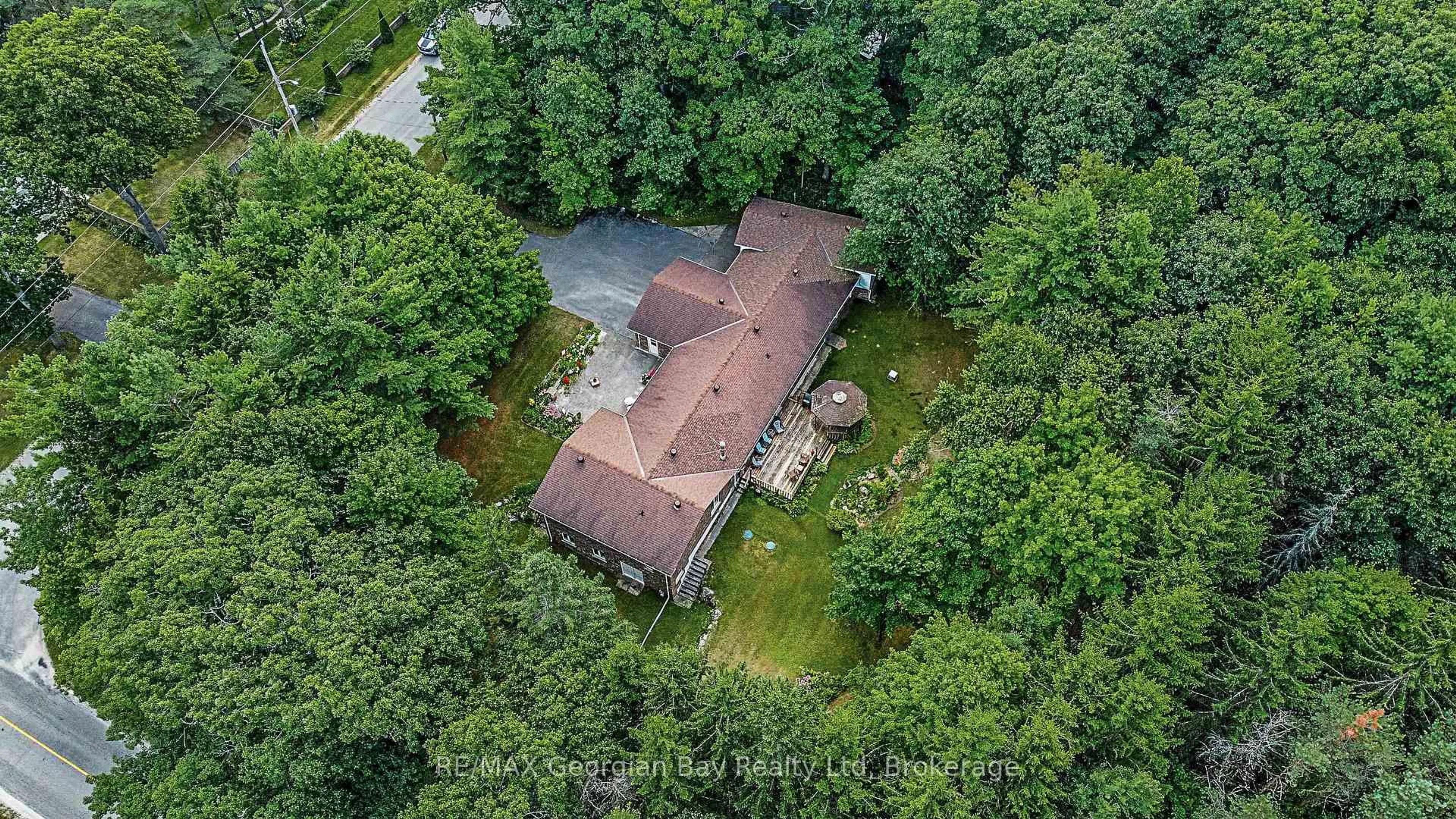 A pic from outside/outdoor area/front of a property/back of a property/a pic from drone, unknown for 436 Puddicombe Rd, Midland Ontario L4R 5G7
