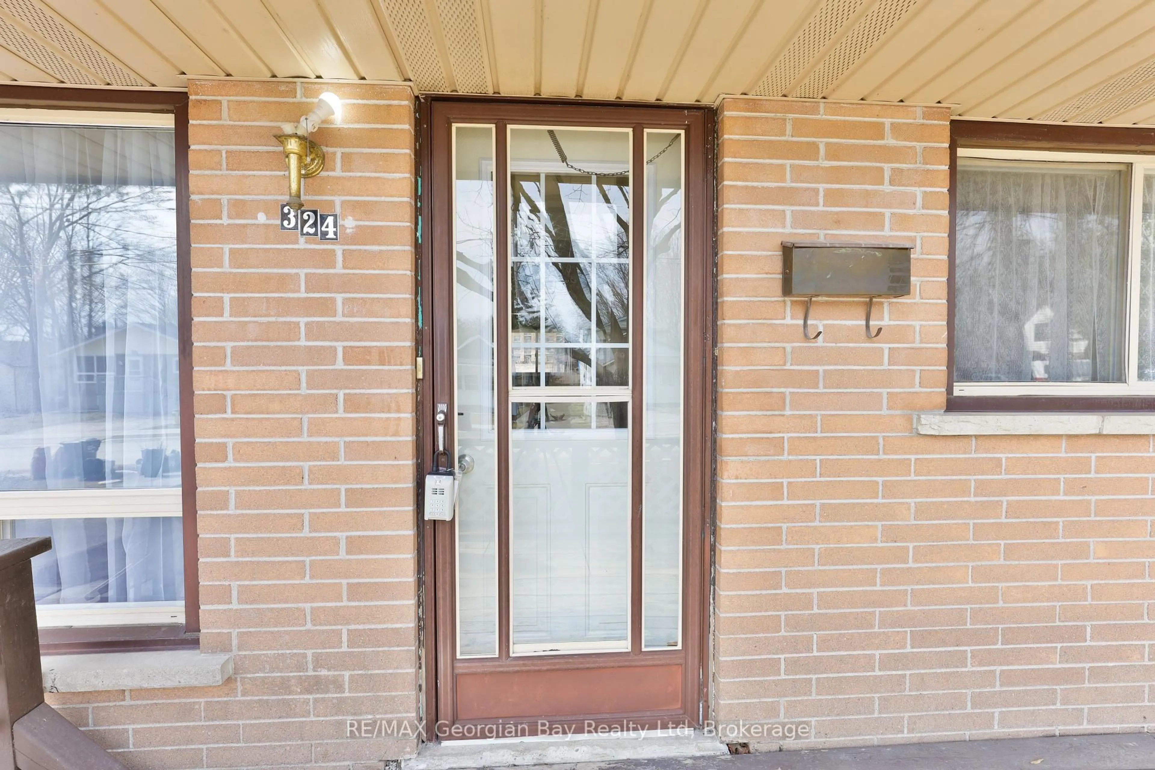Indoor entryway for 324 Norene St, Midland Ontario L4R 4C2