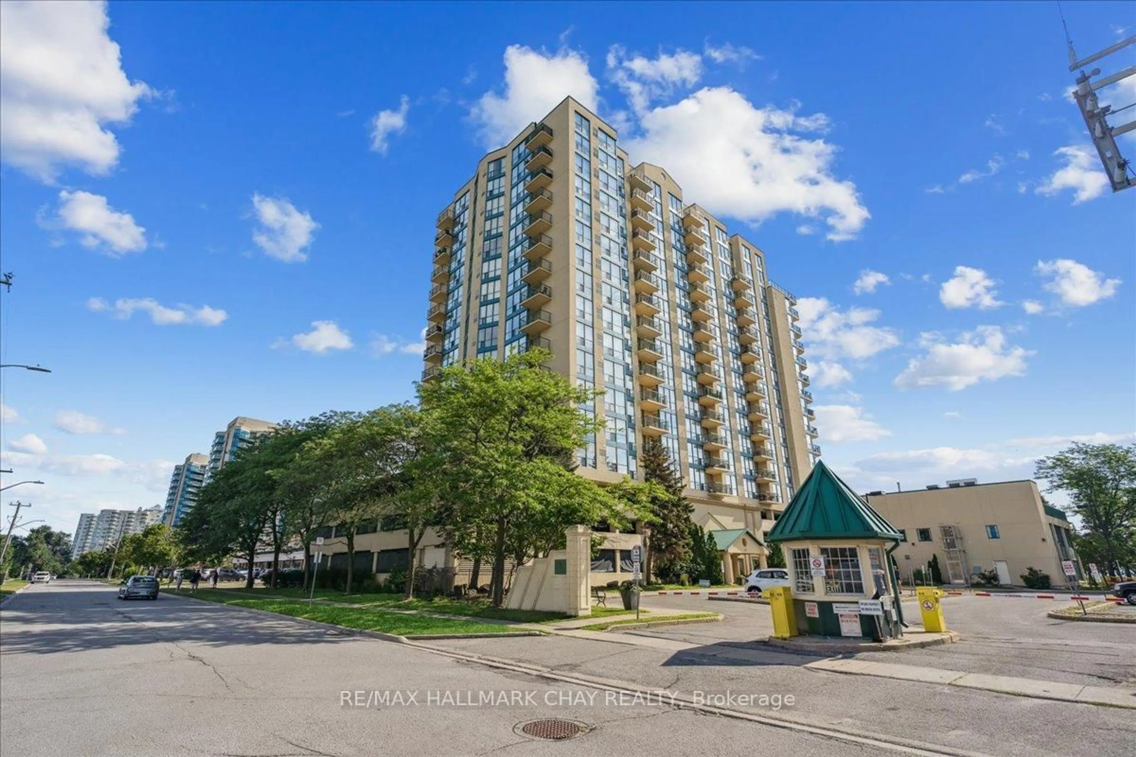 A pic from outside/outdoor area/front of a property/back of a property/a pic from drone, unknown for 65 Ellen St #908, Barrie Ontario L4N 3A5