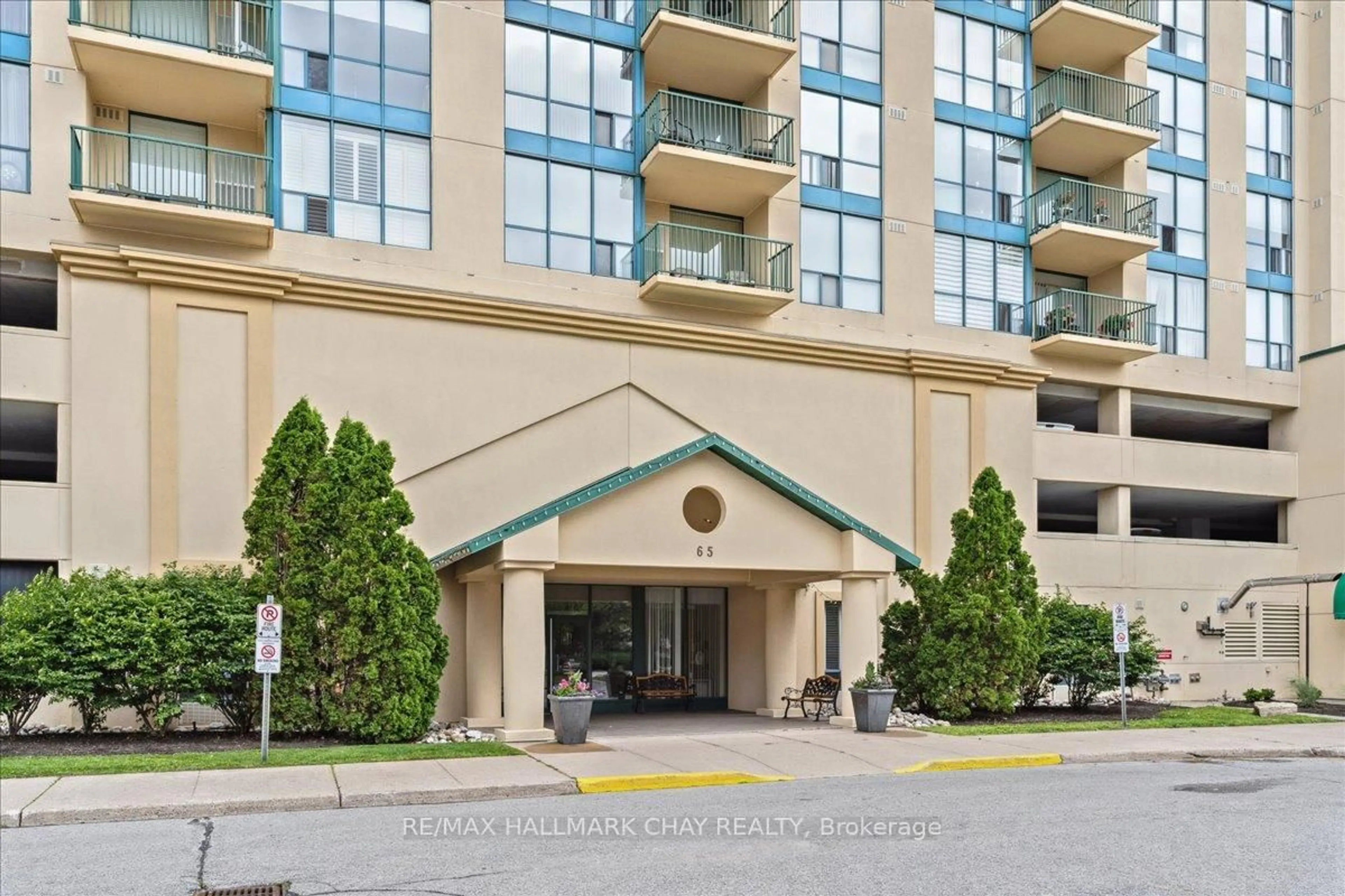 Indoor foyer for 65 Ellen St #908, Barrie Ontario L4N 3A5