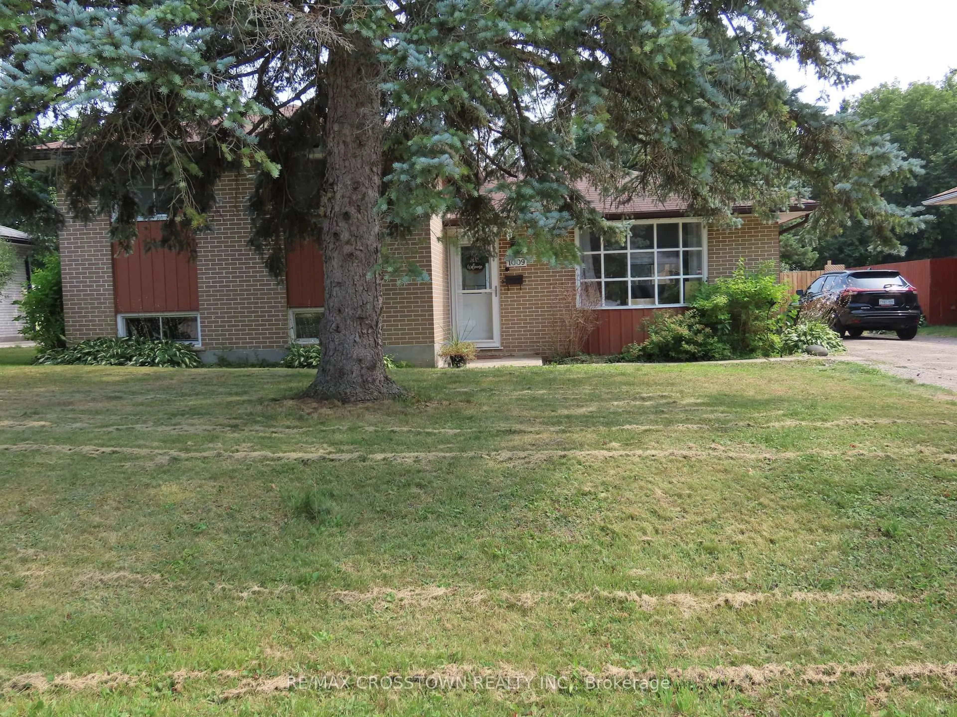 A pic from outside/outdoor area/front of a property/back of a property/a pic from drone, street for 1009 Everton Rd, Midland Ontario L4R 5H7