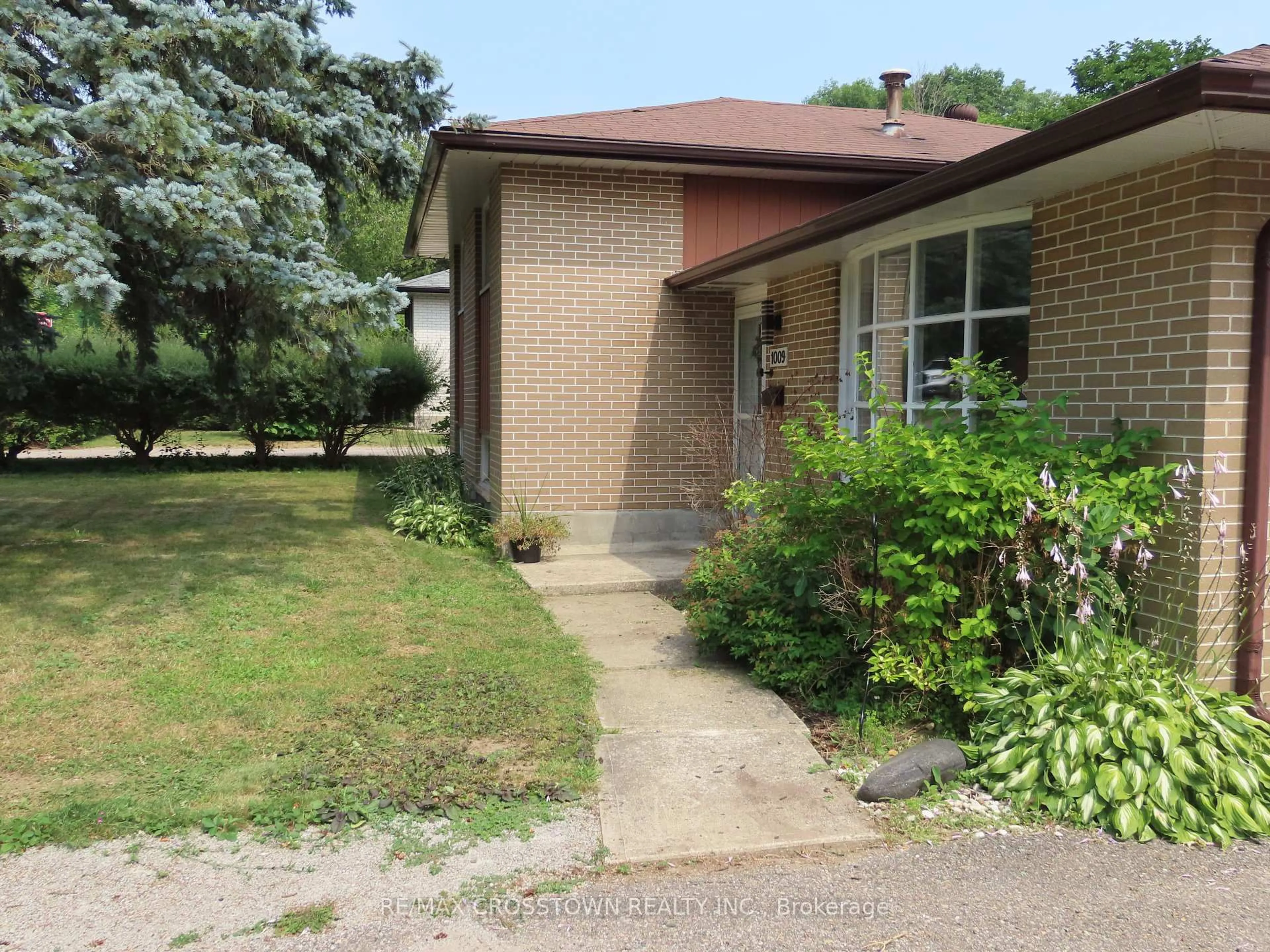 Home with brick exterior material, street for 1009 Everton Rd, Midland Ontario L4R 5H7