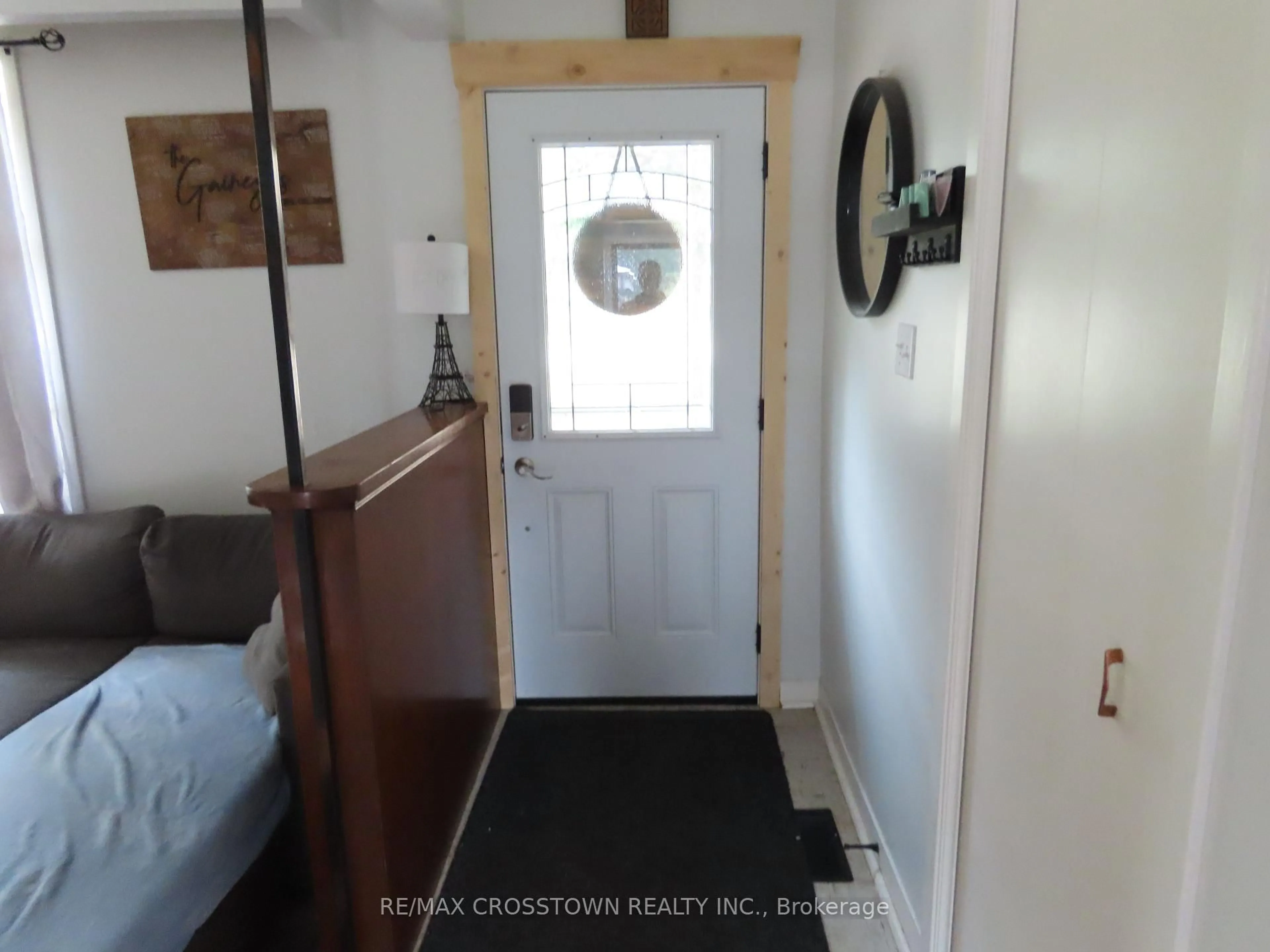 Indoor entryway for 1009 Everton Rd, Midland Ontario L4R 5H7