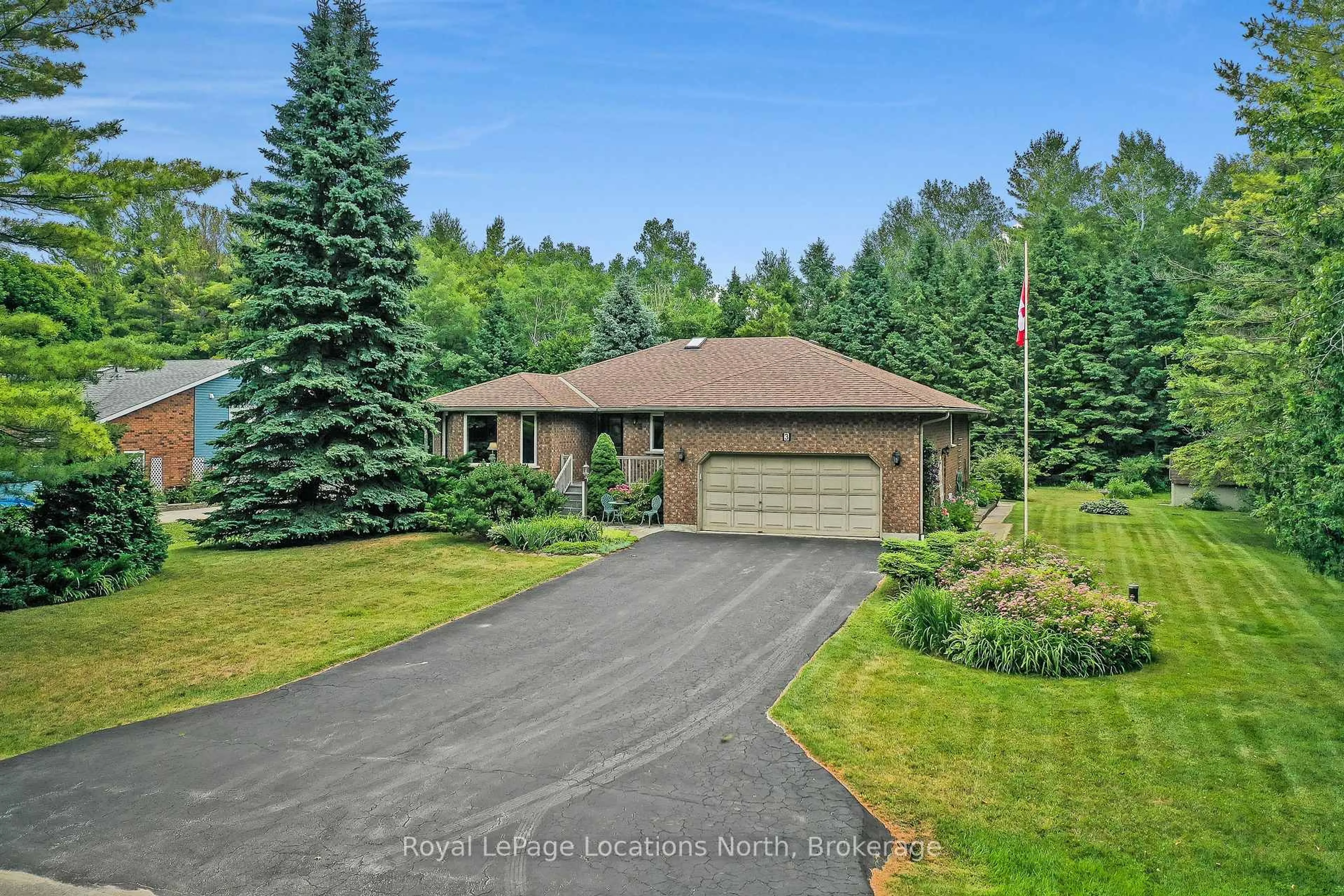 A pic from outside/outdoor area/front of a property/back of a property/a pic from drone, unknown for 3 Kelley Cres, Wasaga Beach Ontario L9Z 1J4
