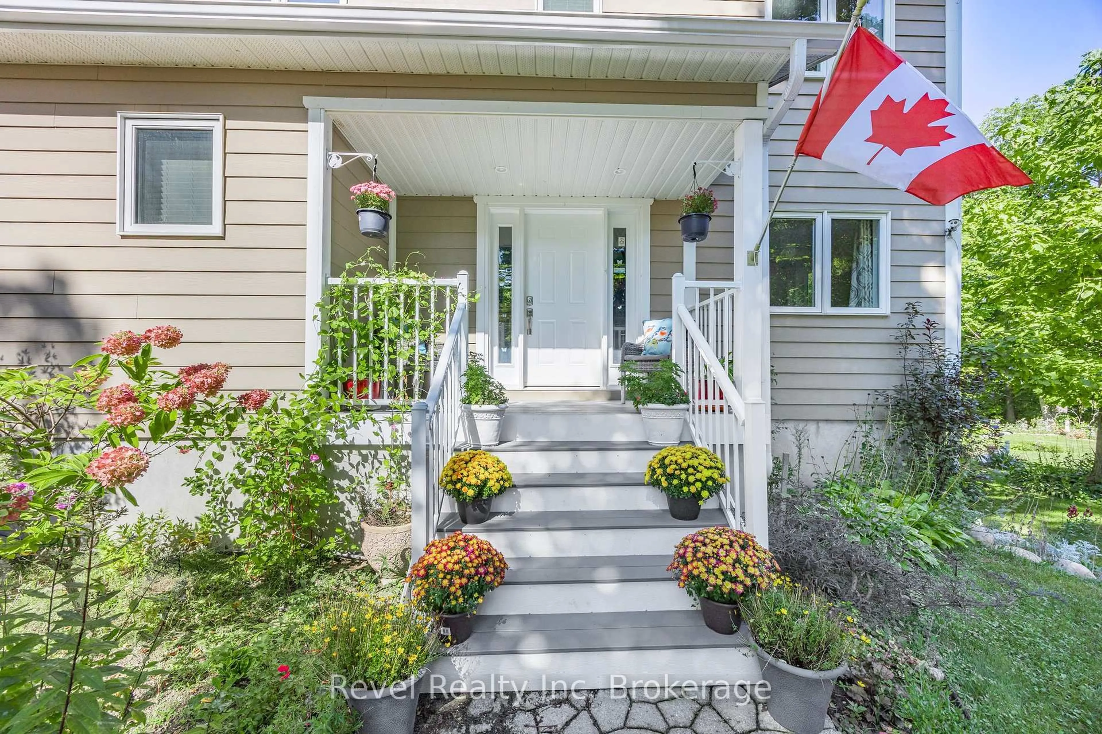Indoor entryway for 10 MUSQUAKE Crt, Tiny Ontario L9M 1R2