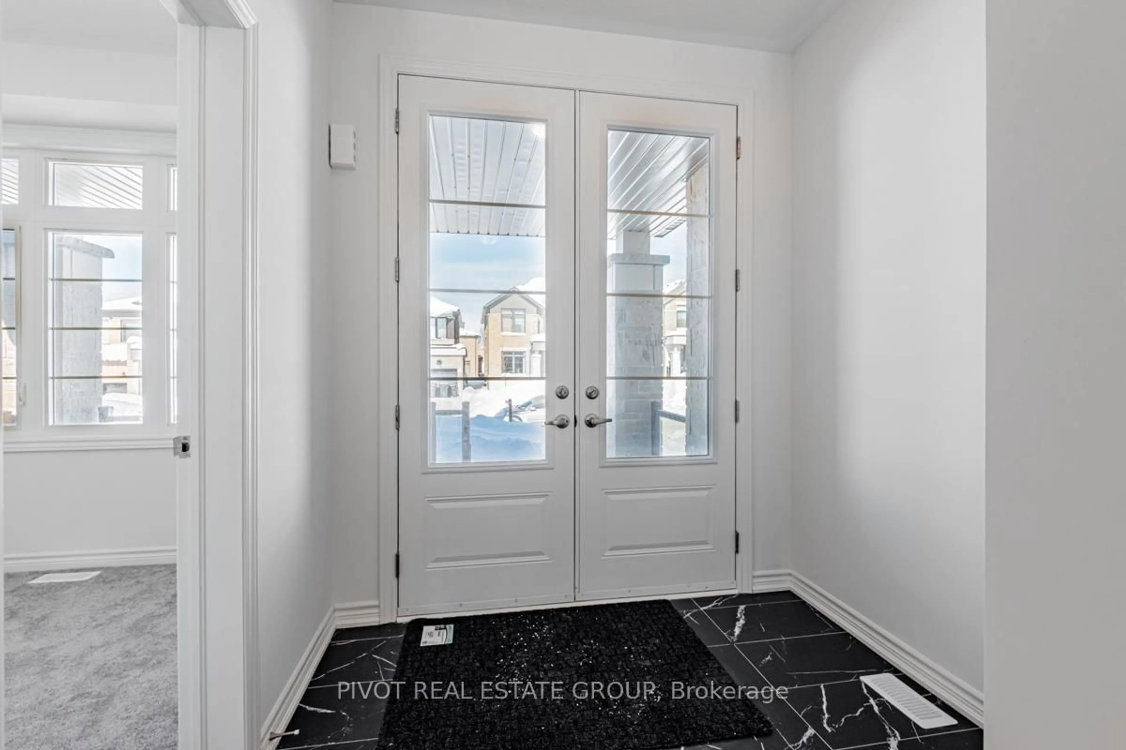 Indoor entryway for 7 Daffodil Rd, Springwater Ontario L9X 2C5