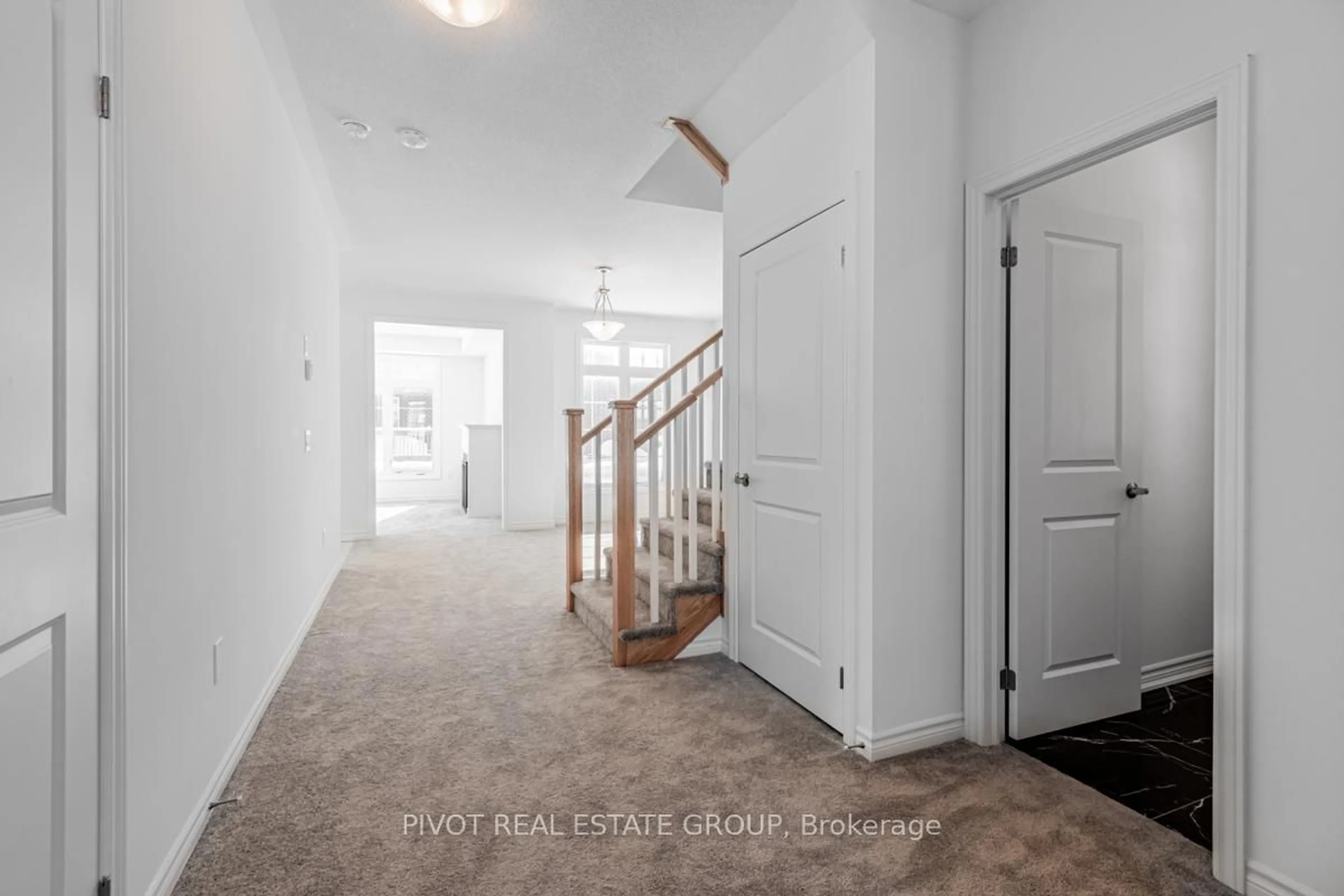 Indoor entryway for 7 Daffodil Rd, Springwater Ontario L9X 2C5