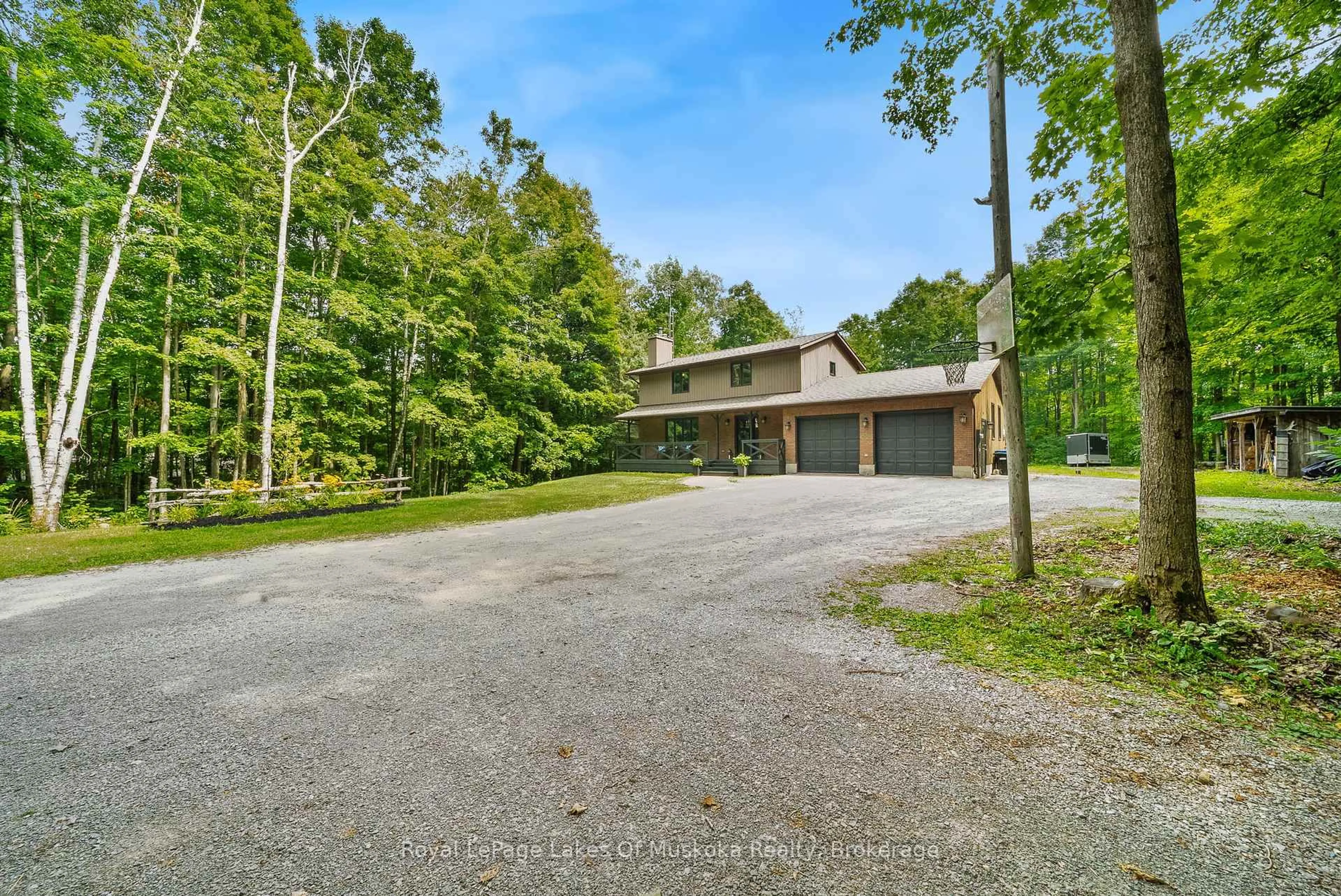 A pic from outside/outdoor area/front of a property/back of a property/a pic from drone, unknown for 3456 Beechwood Dr, Severn Ontario L0K 1E0