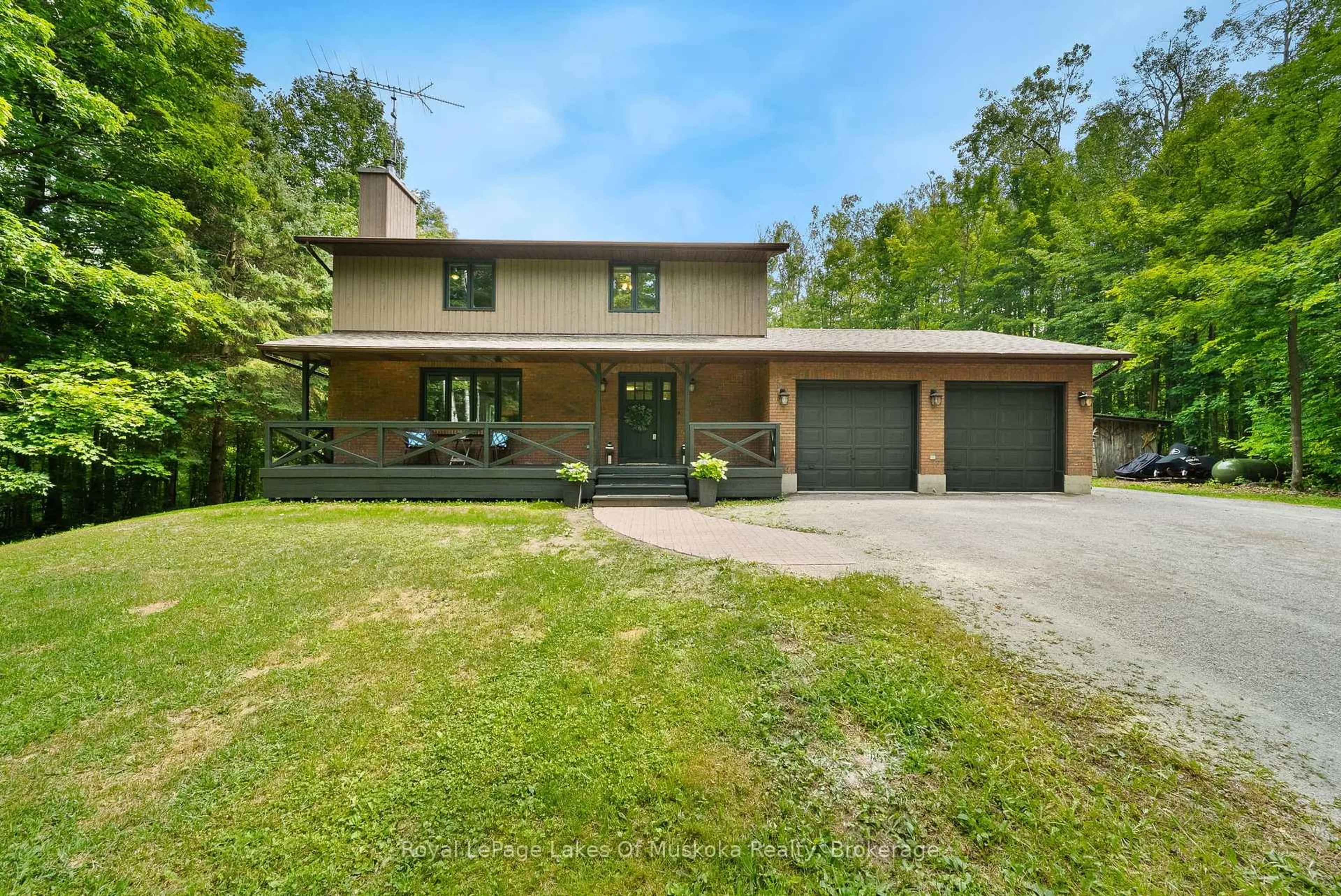 A pic from outside/outdoor area/front of a property/back of a property/a pic from drone, street for 3456 Beechwood Dr, Severn Ontario L0K 1E0