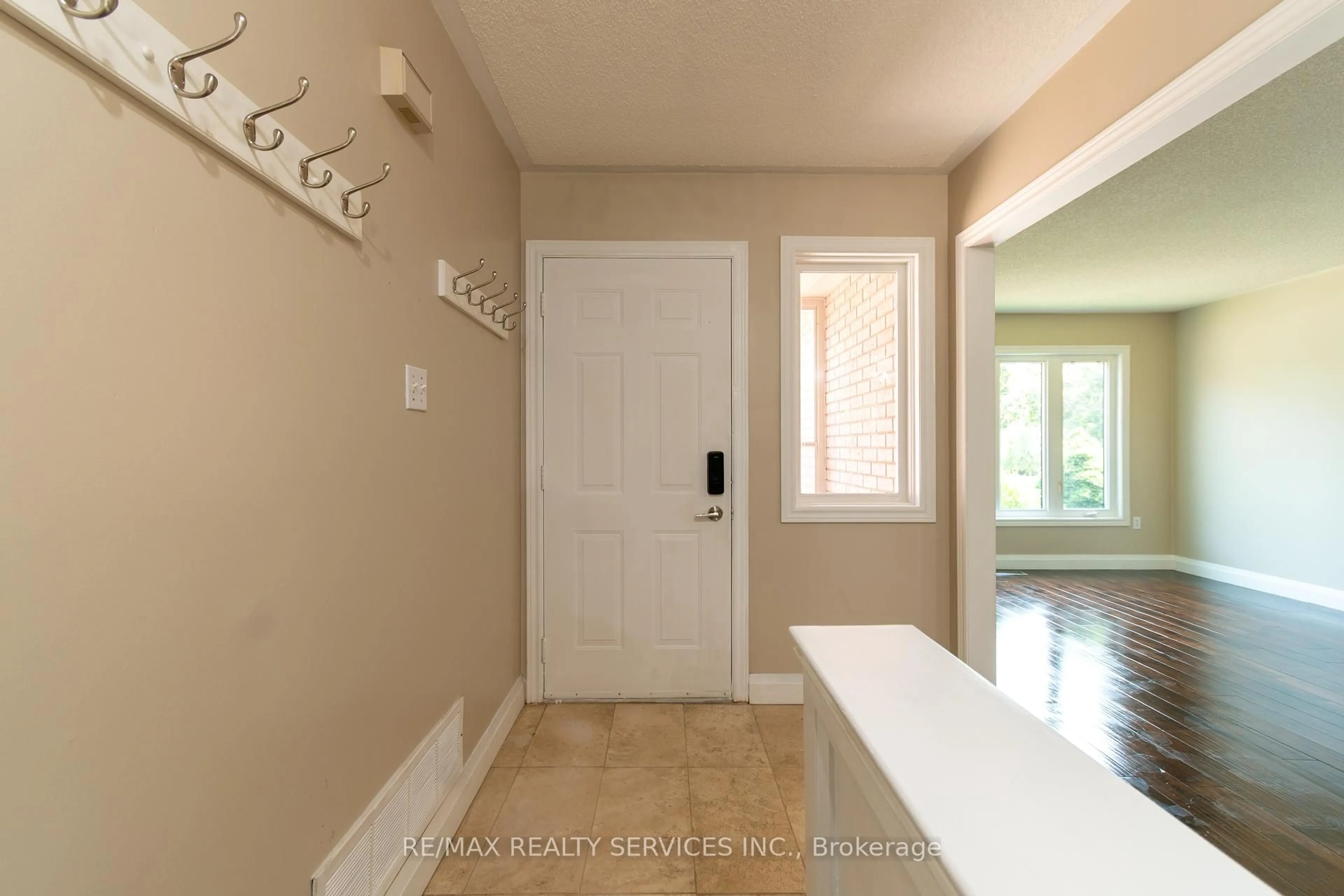 Indoor entryway for 22 O'shaughnessy Cres, Barrie Ontario L4N 7M1