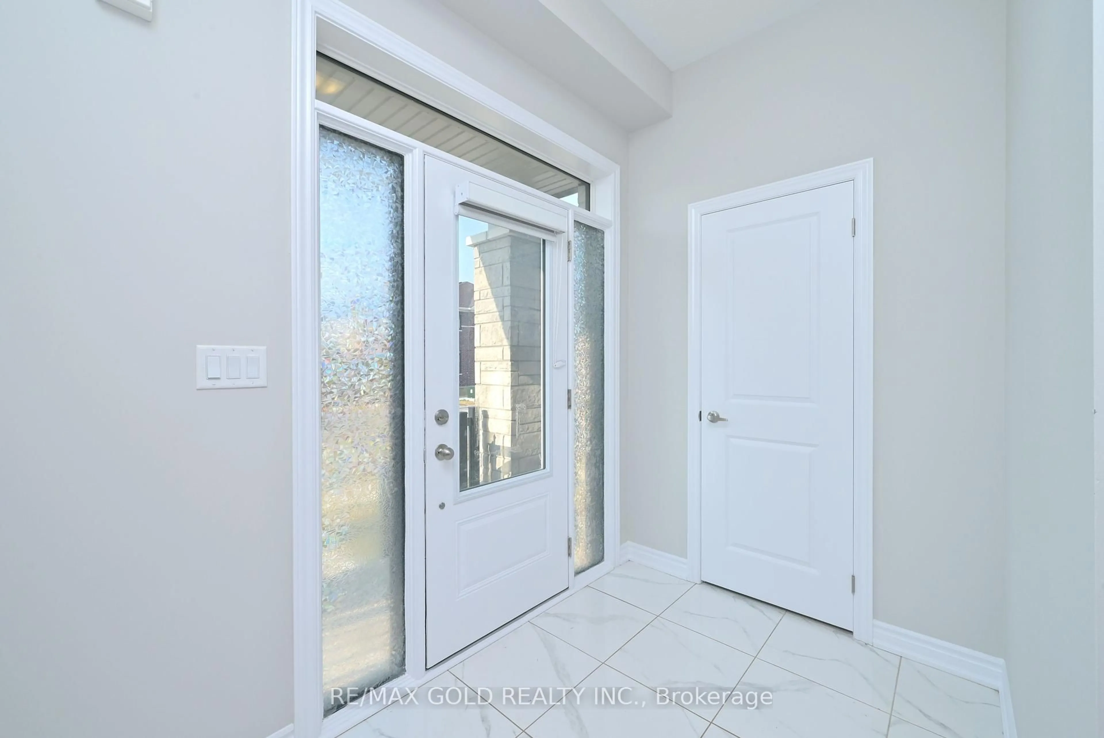 Indoor entryway for 138 Nottingham Rd, Barrie Ontario L9J 0L7