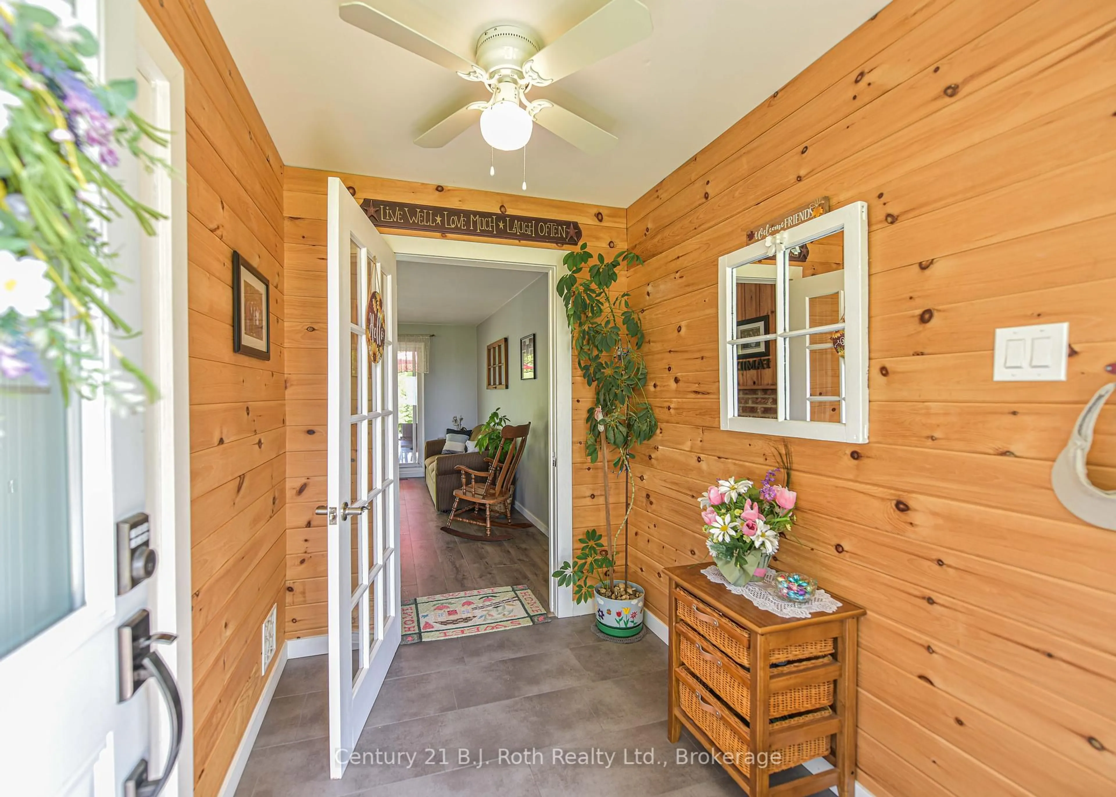 Indoor entryway for 1579 Wainman Line, Severn Ontario L0K 1E0