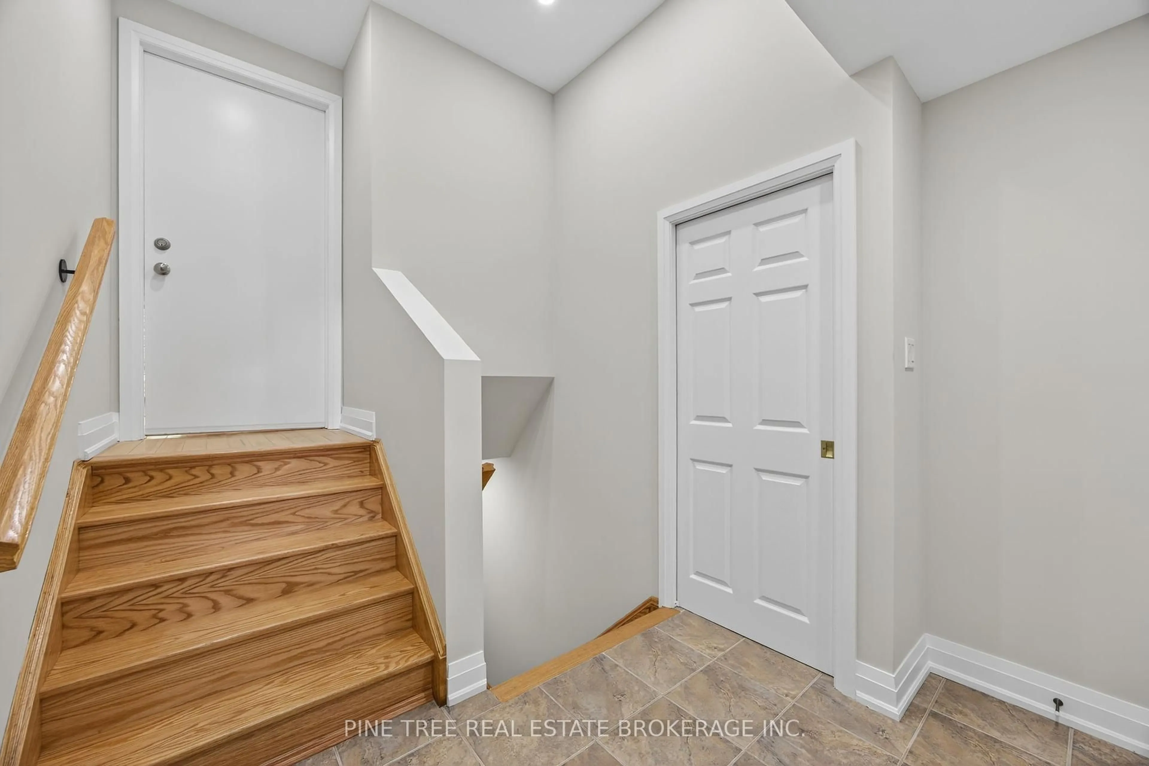 Indoor entryway for 393 Grenville Ave, Orillia Ontario L3V 8A7