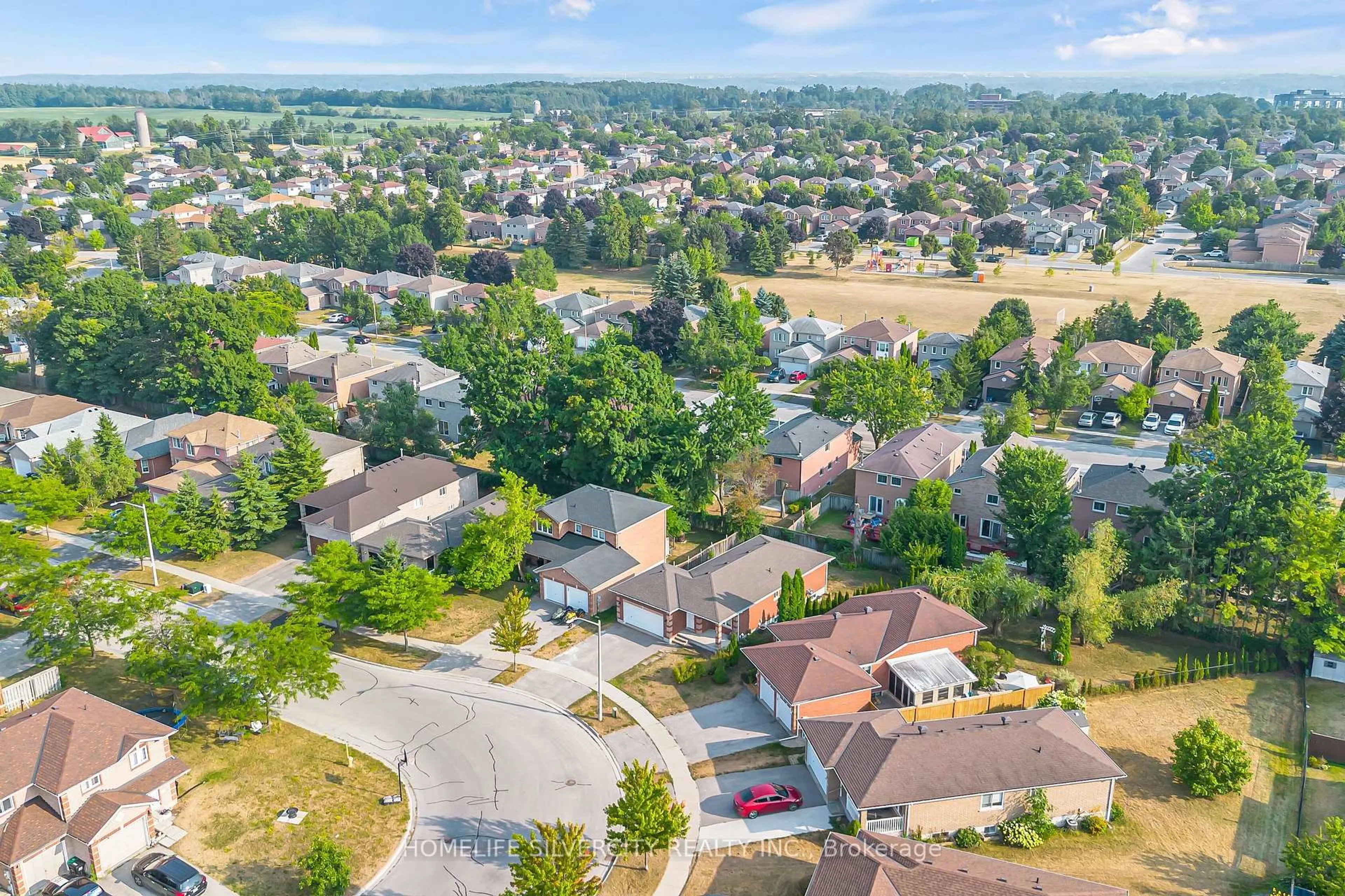 A pic from outside/outdoor area/front of a property/back of a property/a pic from drone, street for 17 Sydenham Wells Rd, Barrie Ontario L4M 6R3
