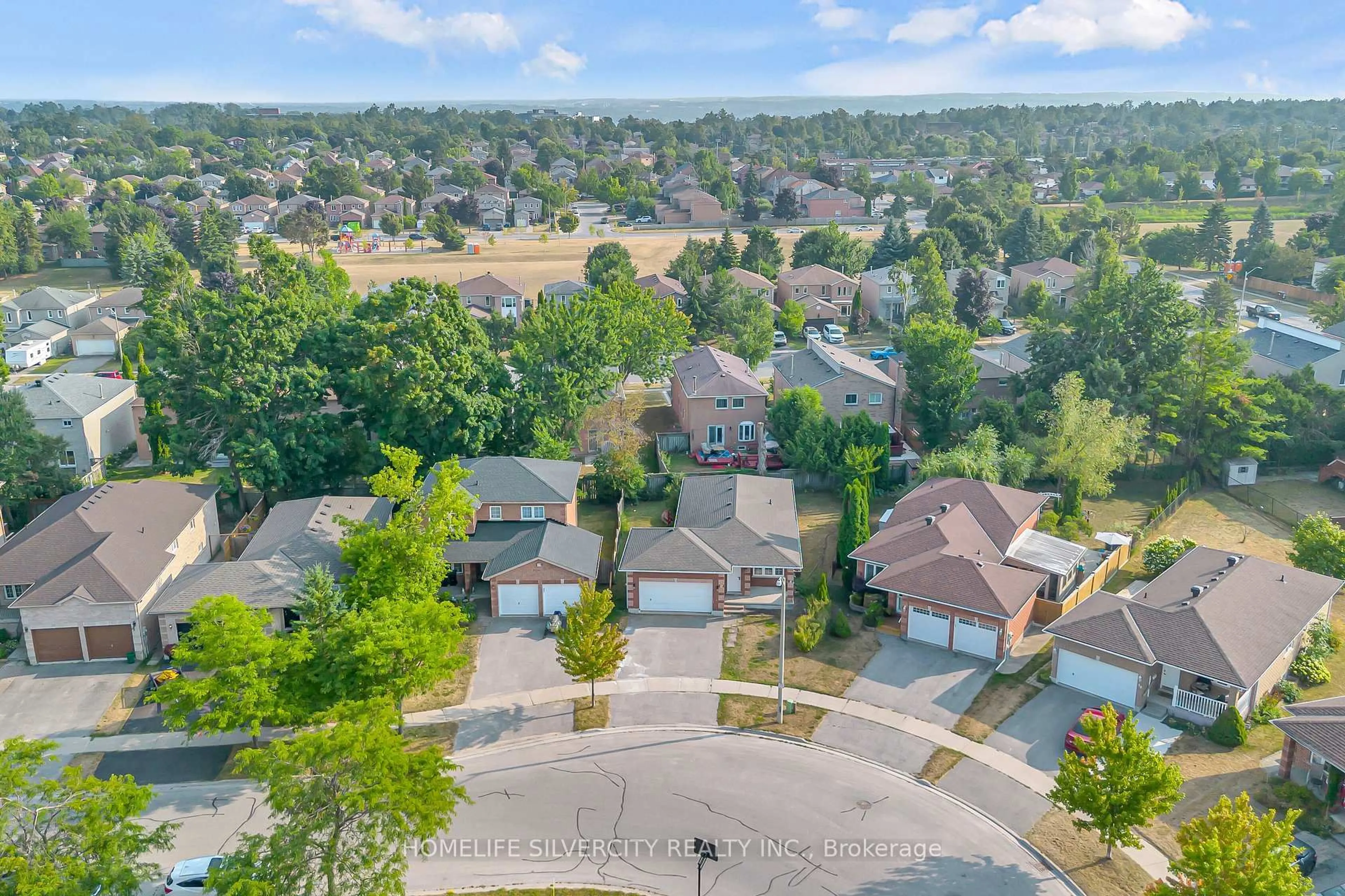 A pic from outside/outdoor area/front of a property/back of a property/a pic from drone, unknown for 17 Sydenham Wells Rd, Barrie Ontario L4M 6R3