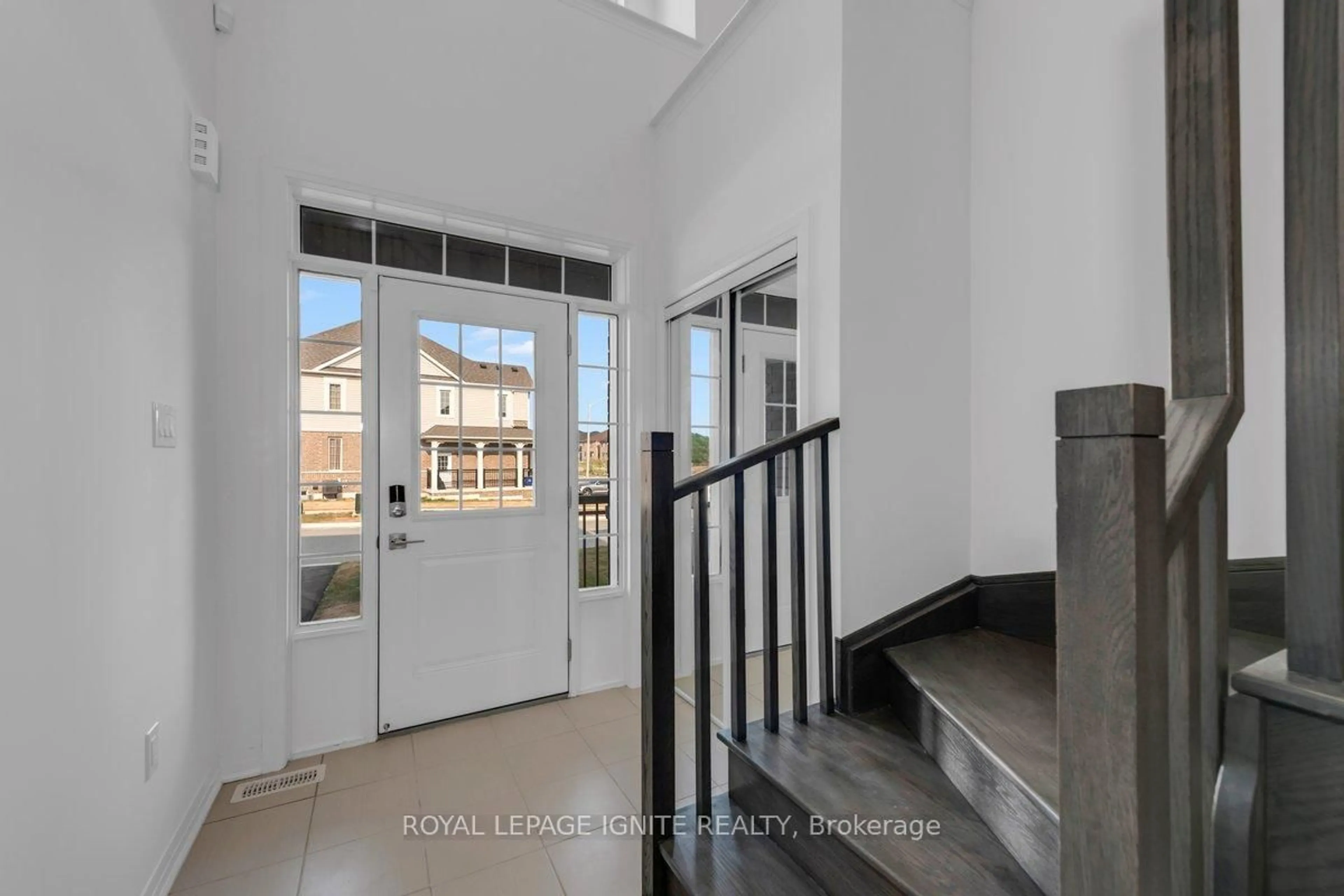 Indoor entryway for 94 West Oak Tr, Barrie Ontario L9J 0K8