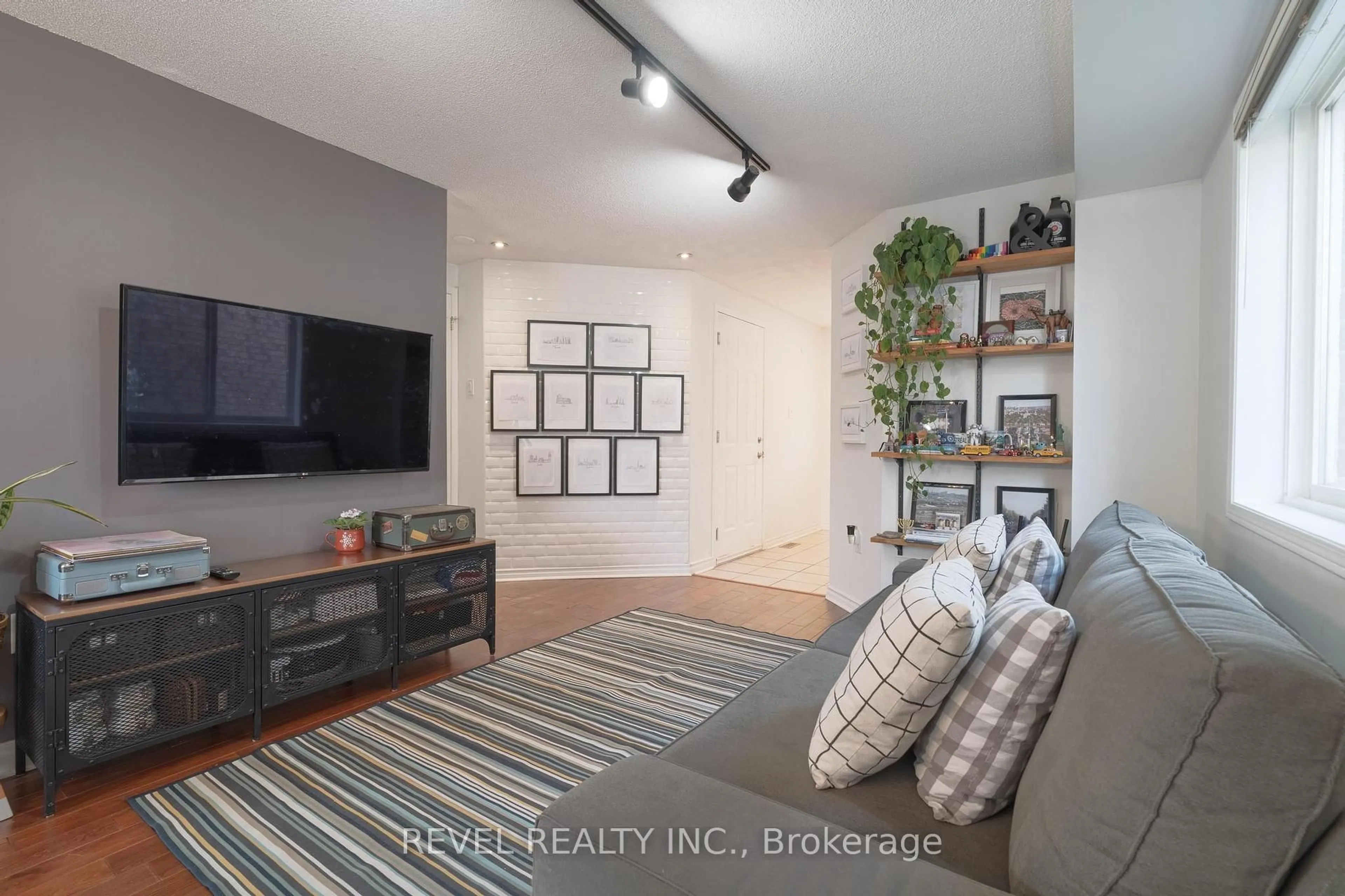Home theater for 351 Dunsmore Lane, Barrie Ontario L4M 7B2