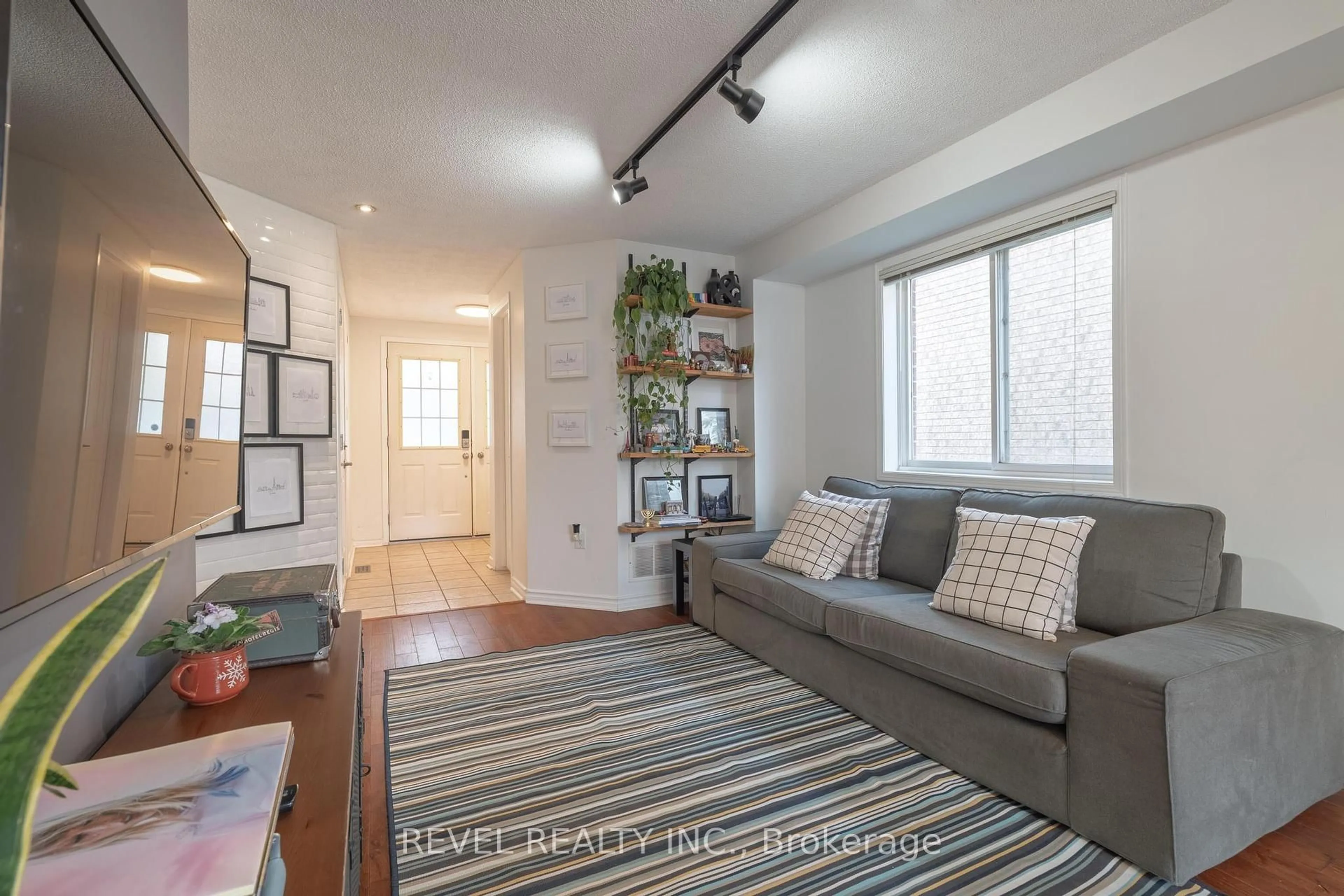 Living room with furniture, unknown for 351 Dunsmore Lane, Barrie Ontario L4M 7B2