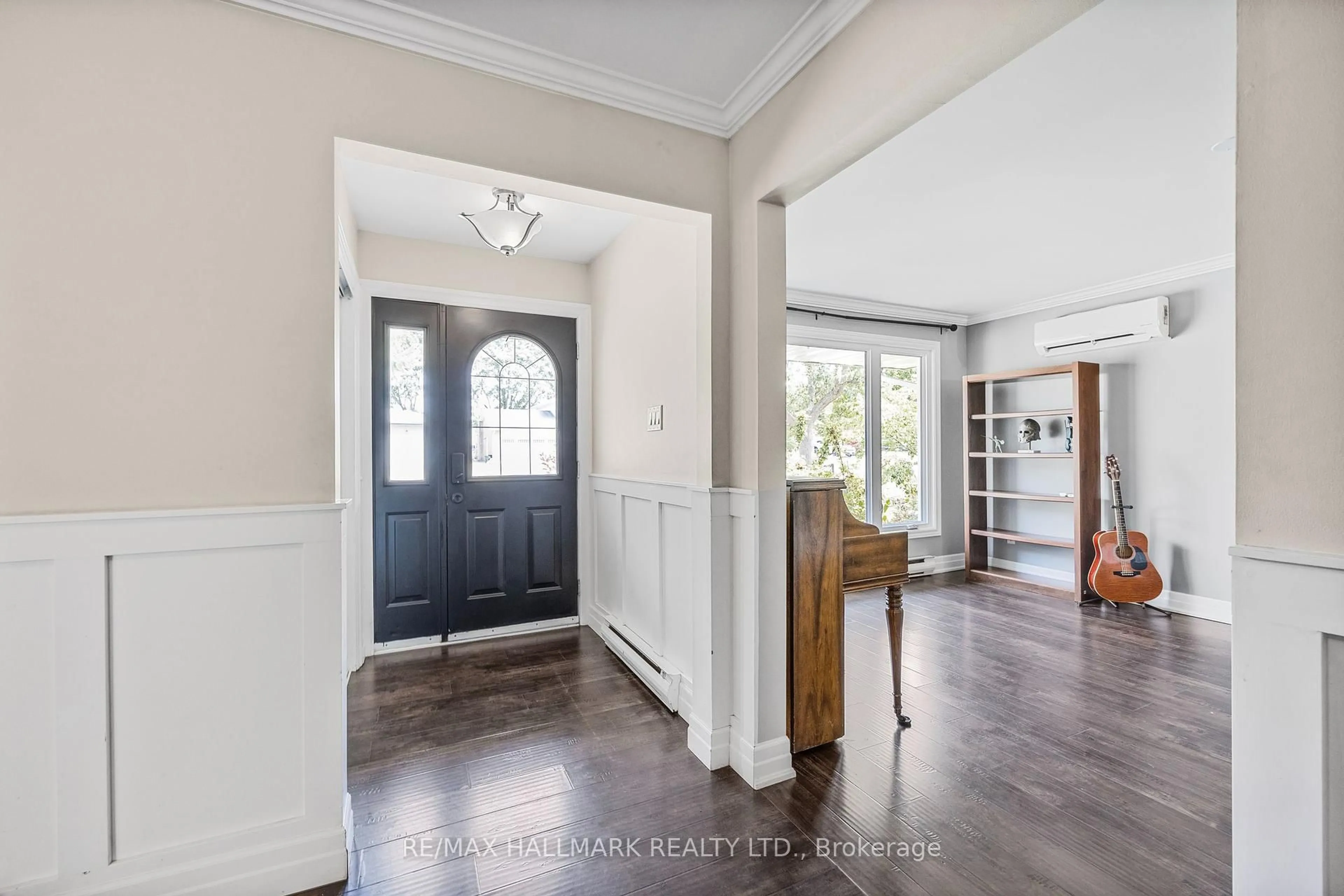 Indoor entryway for 78 Marshall St, Barrie Ontario L4N 3S8