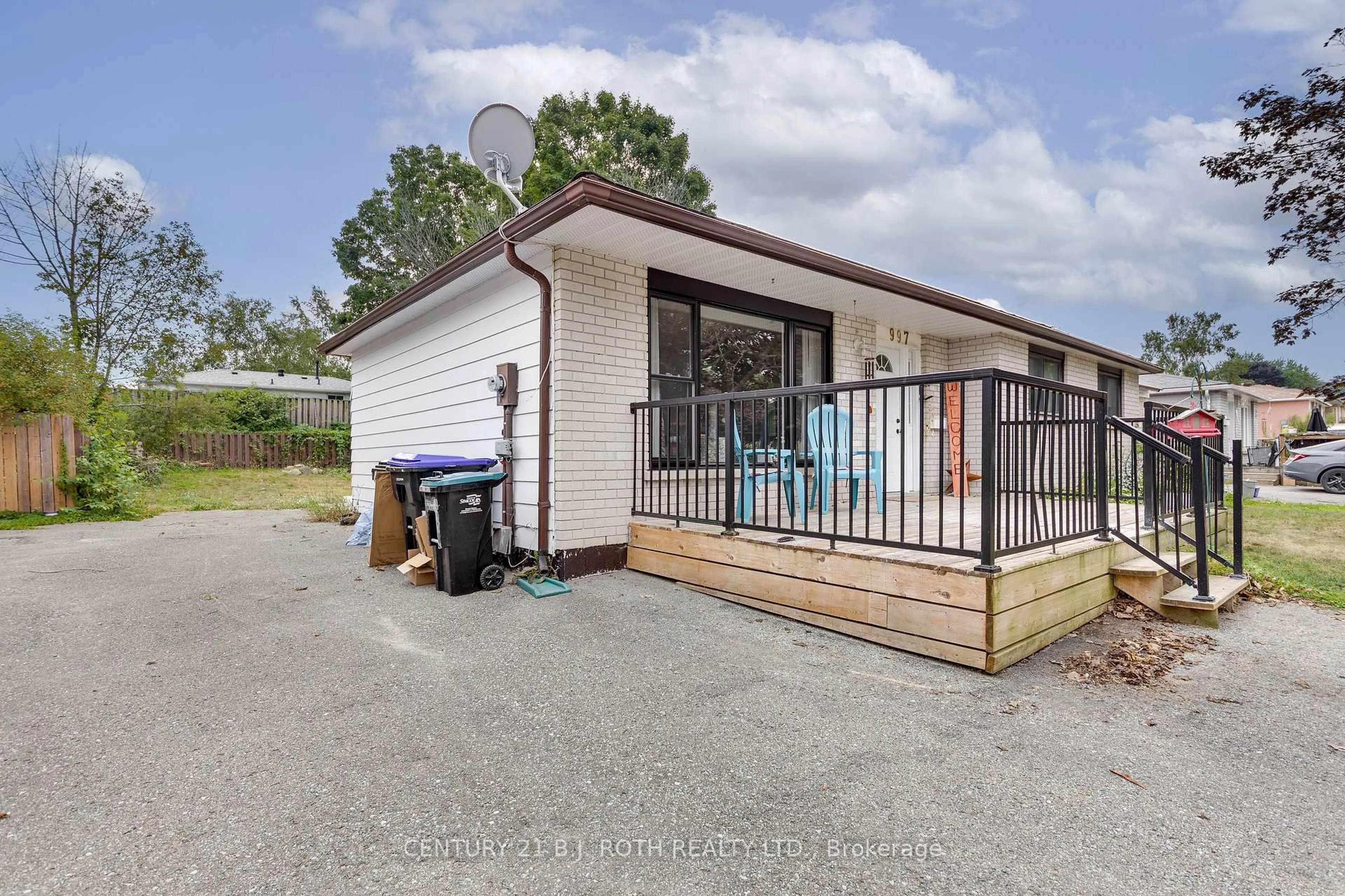 A pic from outside/outdoor area/front of a property/back of a property/a pic from drone, unknown for 997 GLEN BOGIE Cres, Midland Ontario L4R 4S7