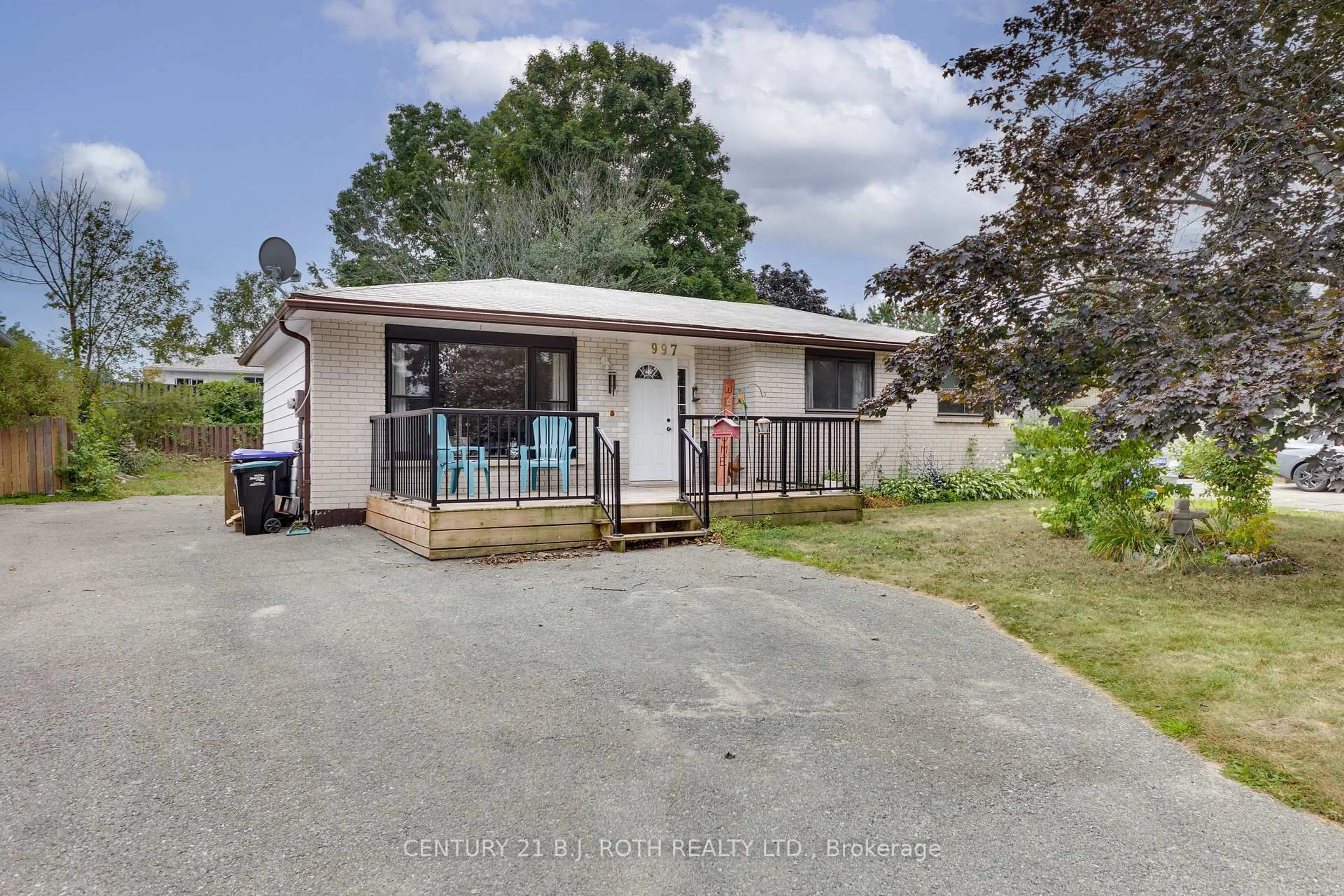 A pic from outside/outdoor area/front of a property/back of a property/a pic from drone, street for 997 GLEN BOGIE Cres, Midland Ontario L4R 4S7