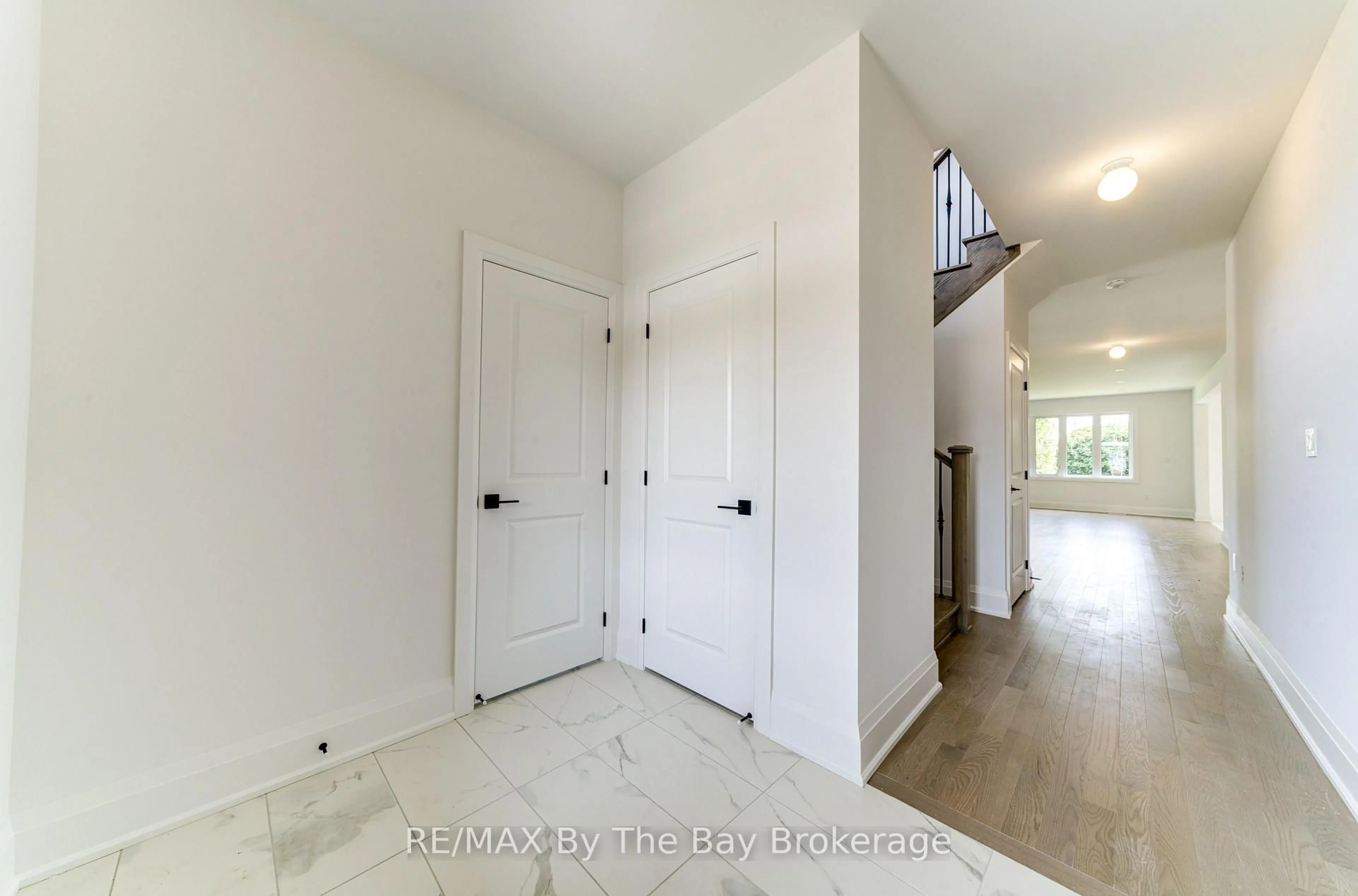Indoor entryway for 13 Emerald St, Wasaga Beach Ontario L9Z 2N5