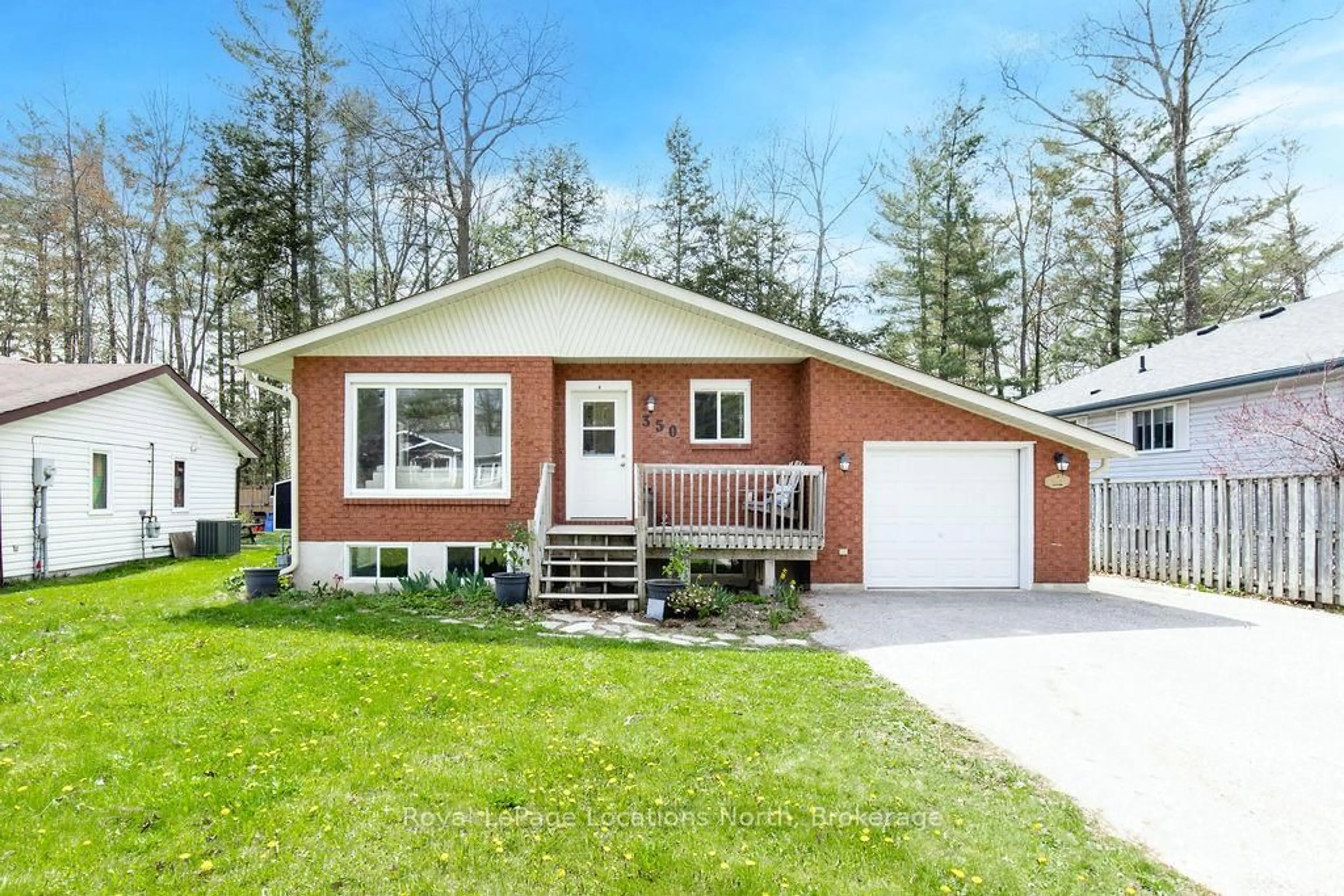 Home with vinyl exterior material, street for 350 ZOO PARK Rd, Wasaga Beach Ontario L9Z 1S7