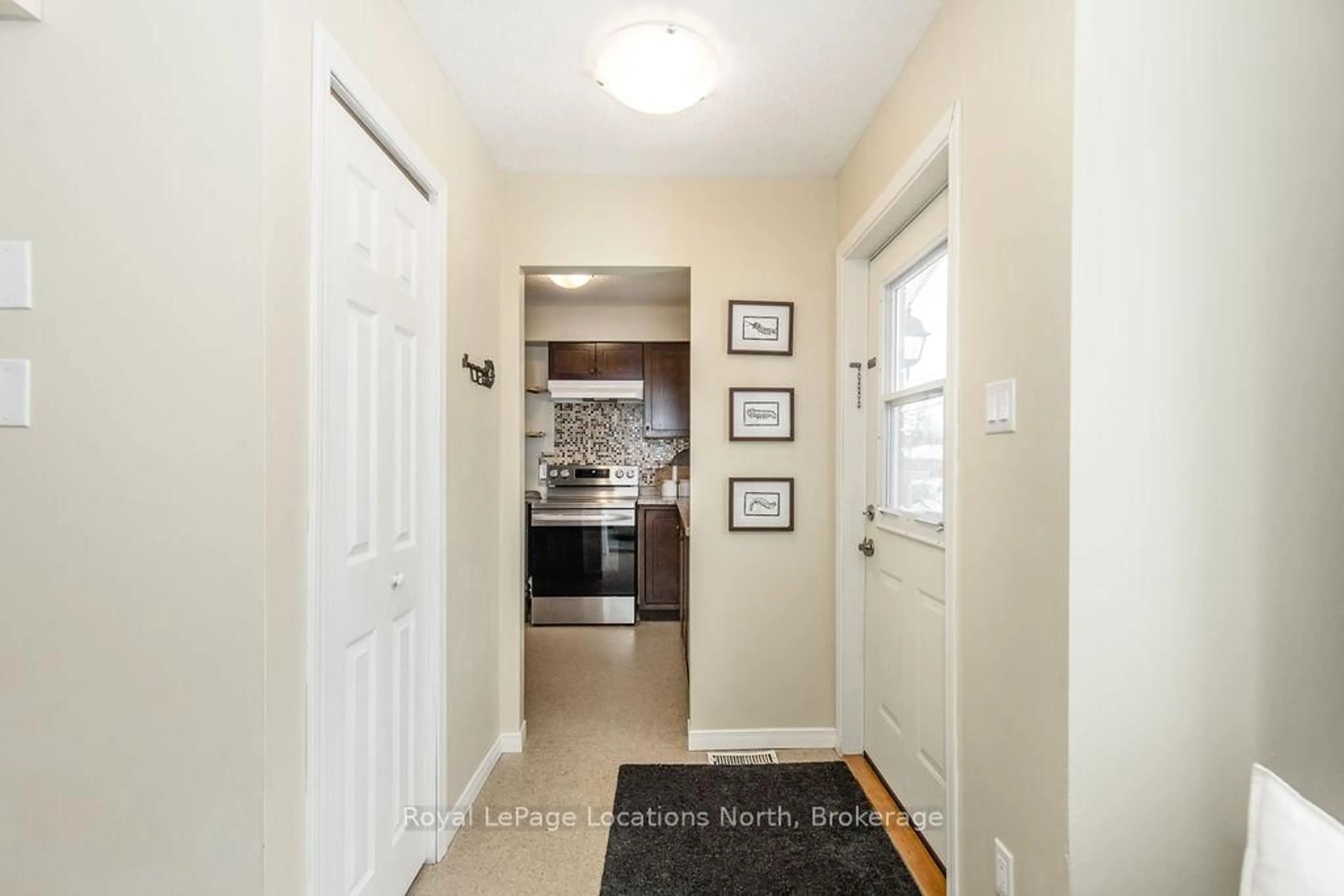 Indoor entryway for 350 ZOO PARK Rd, Wasaga Beach Ontario L9Z 1S7