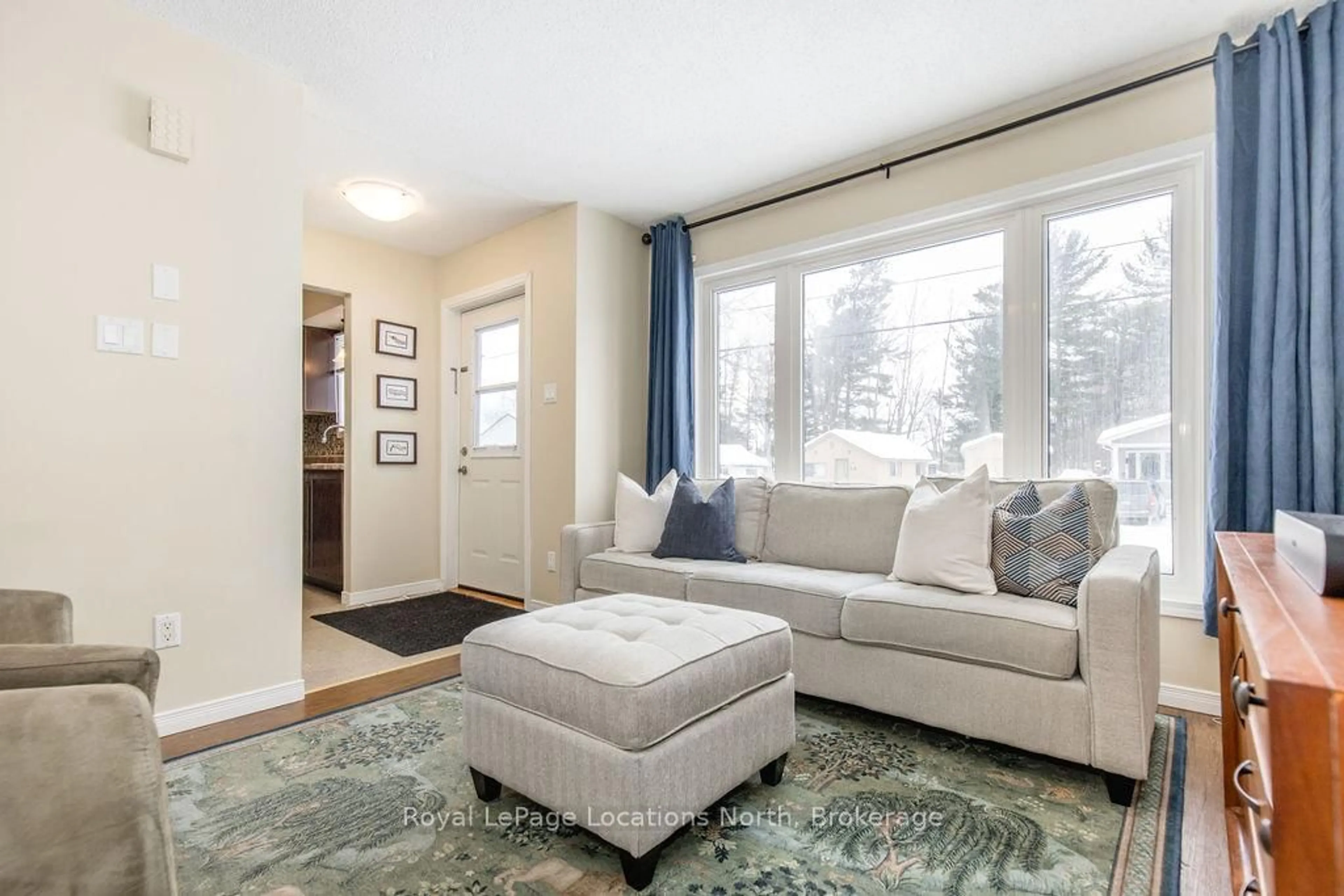 Living room with furniture, unknown for 350 ZOO PARK Rd, Wasaga Beach Ontario L9Z 1S7