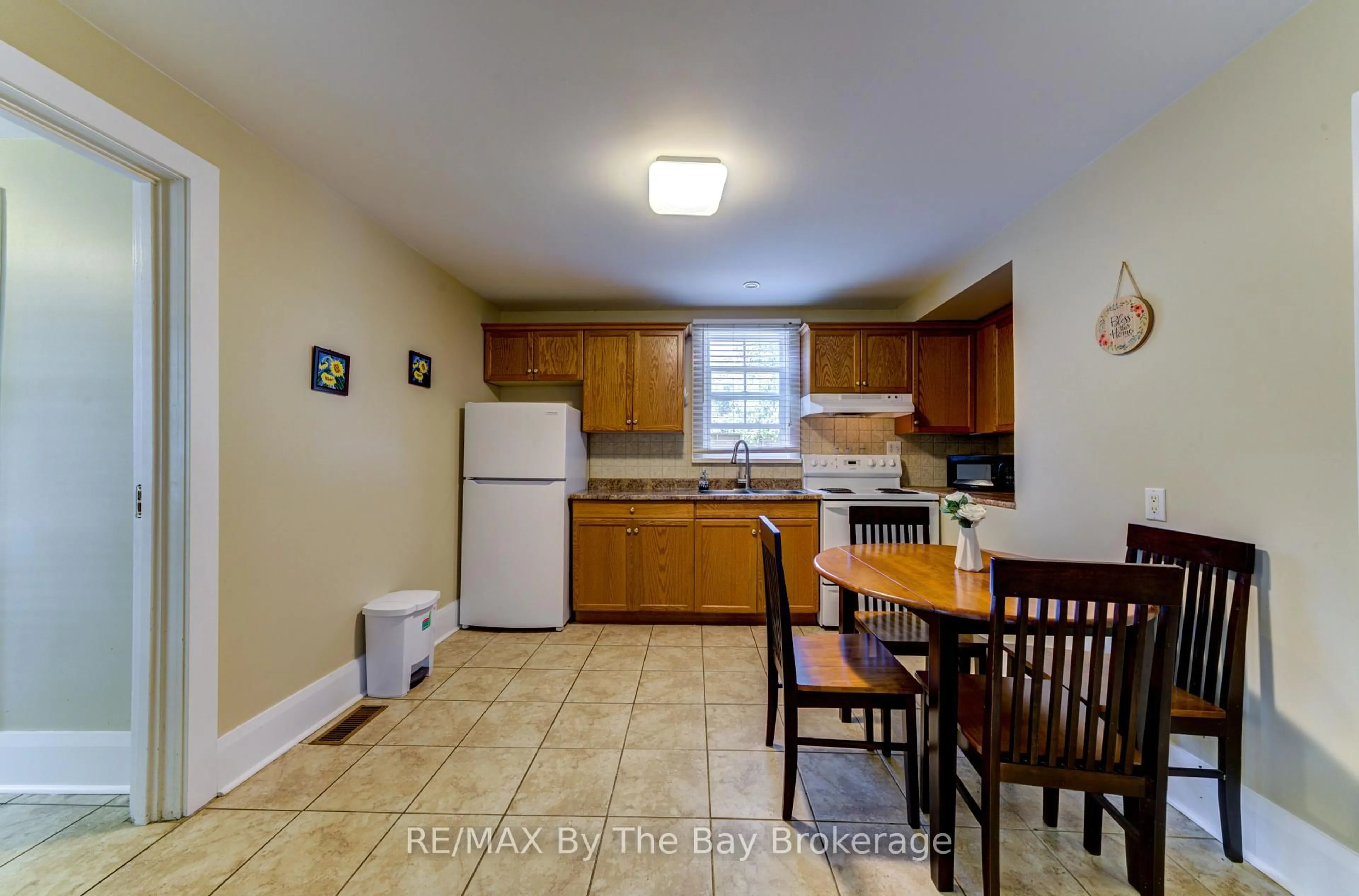 Standard kitchen, unknown for 110 24TH St, Wasaga Beach Ontario L9Z 2E7