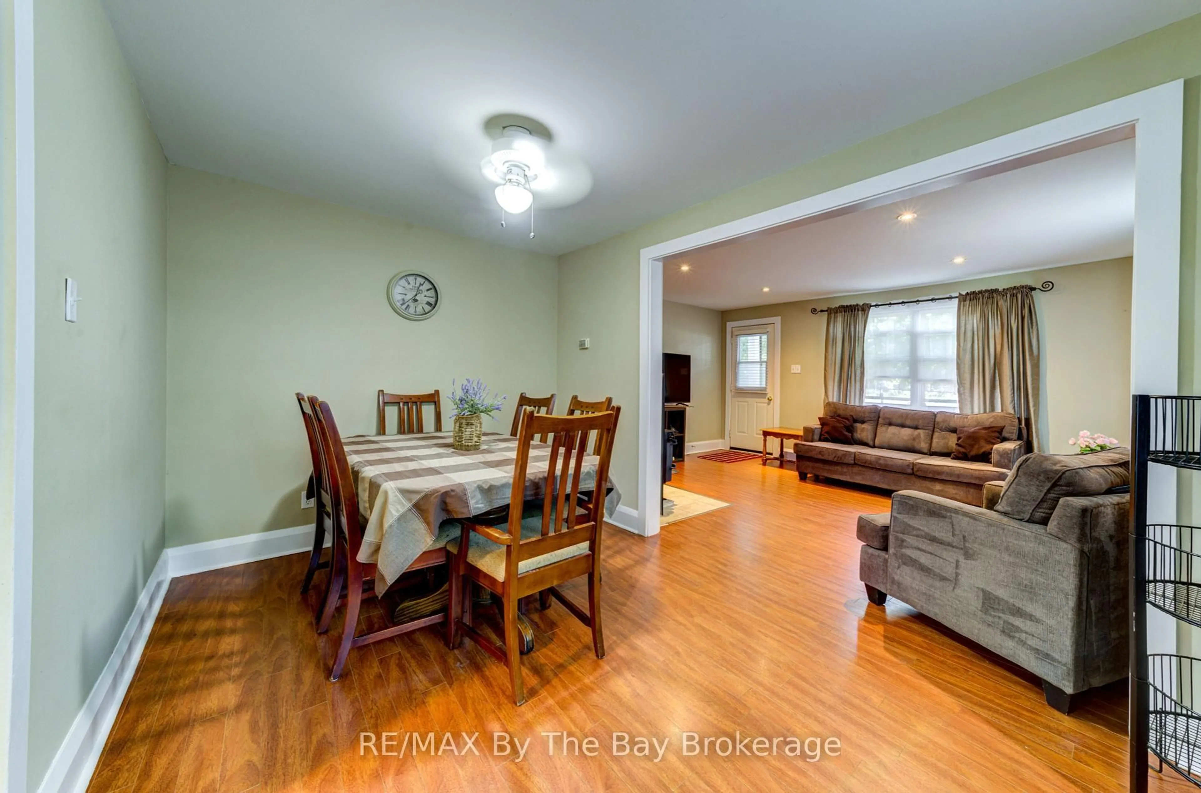 Dining room, wood/laminate floor for 110 24TH St, Wasaga Beach Ontario L9Z 2E7
