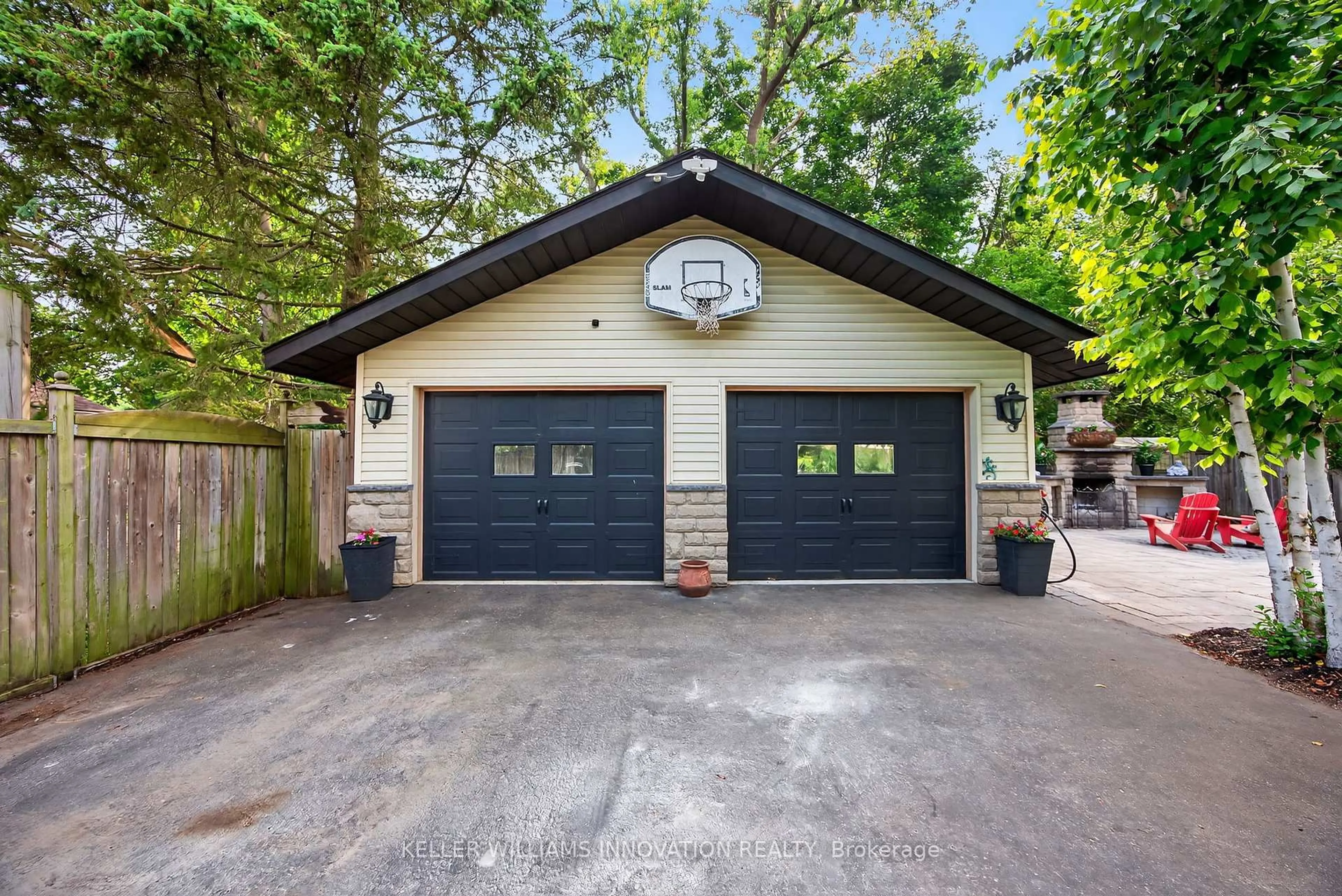 Indoor garage for 108 Owen St, Barrie Ontario L4M 3H7