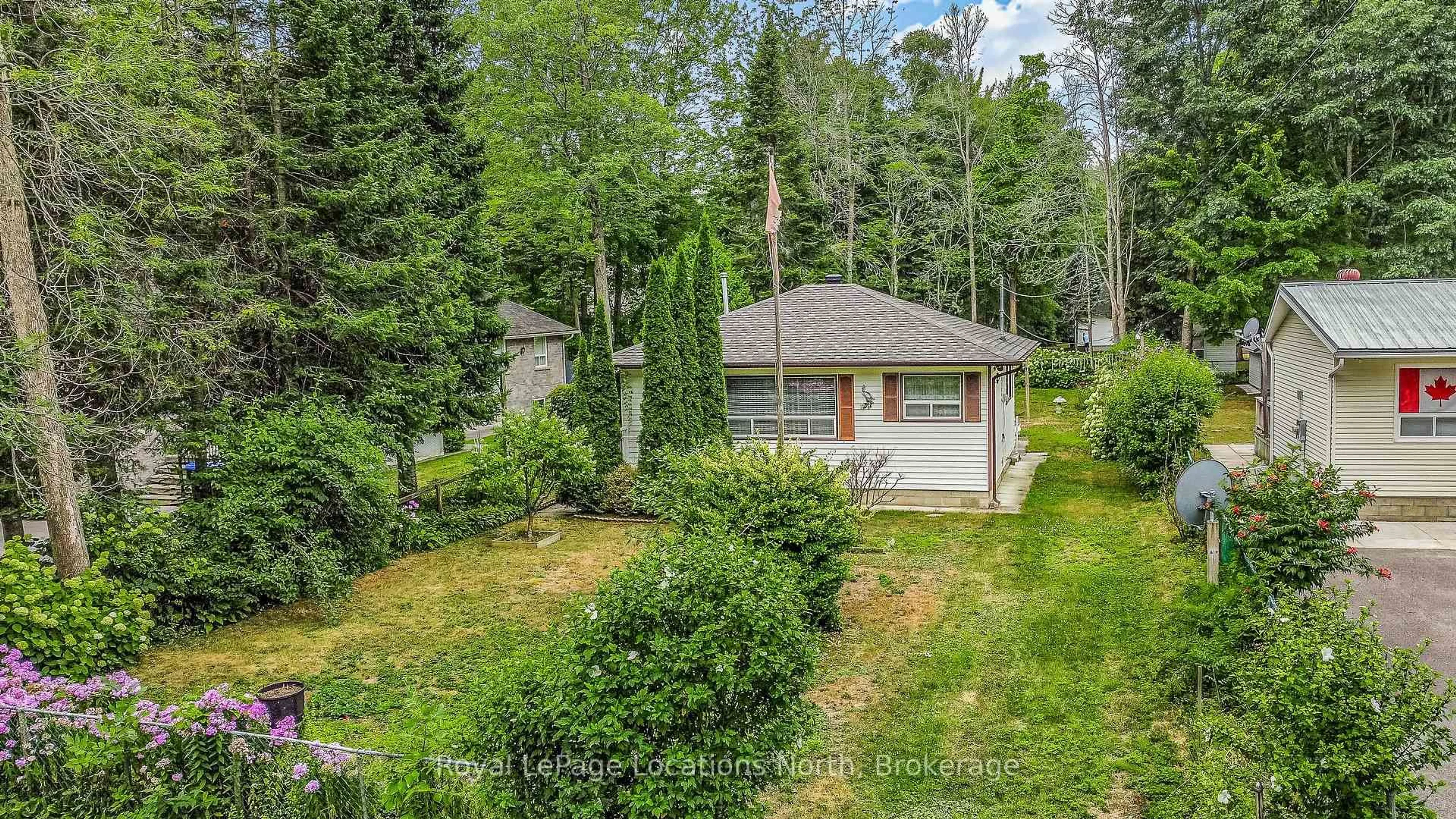 A pic from outside/outdoor area/front of a property/back of a property/a pic from drone, forest/trees view for 58 39th St, Wasaga Beach Ontario L9Z 2A2