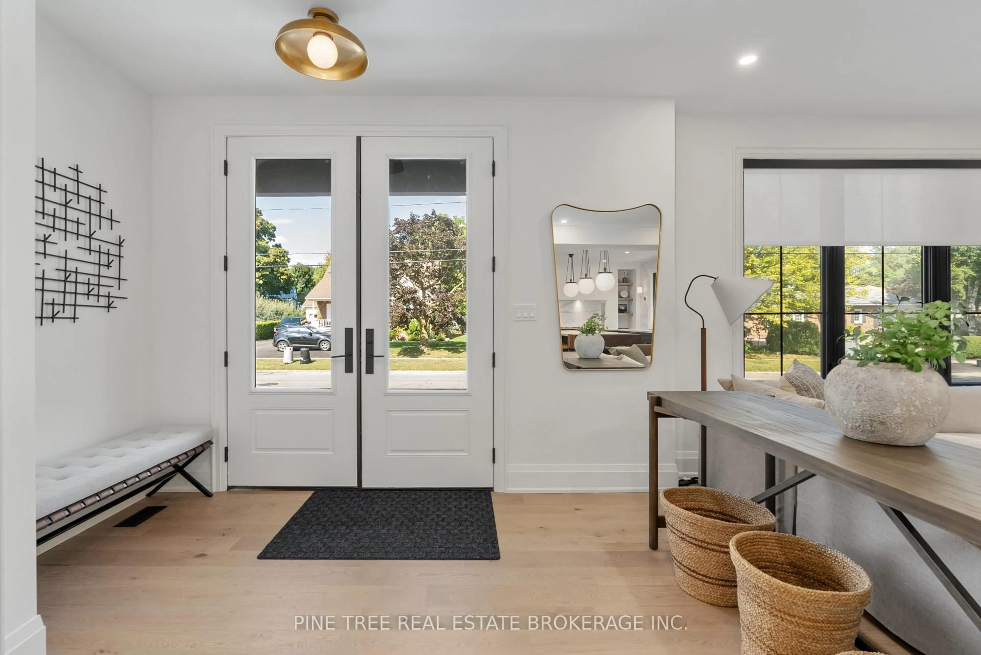 Indoor entryway for 271 Codrington St, Barrie Ontario L4M 1S7