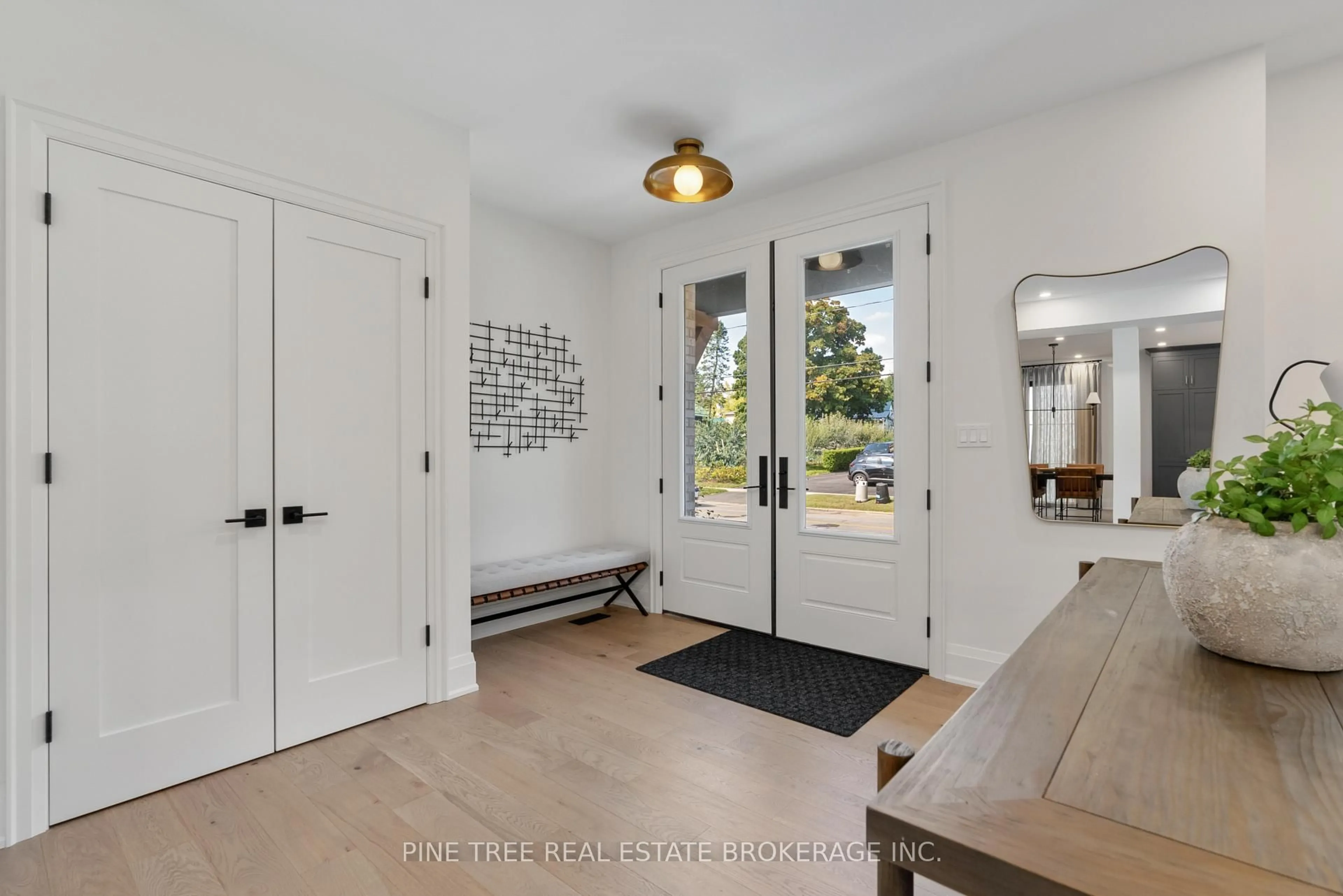 Indoor entryway for 271 Codrington St, Barrie Ontario L4M 1S7