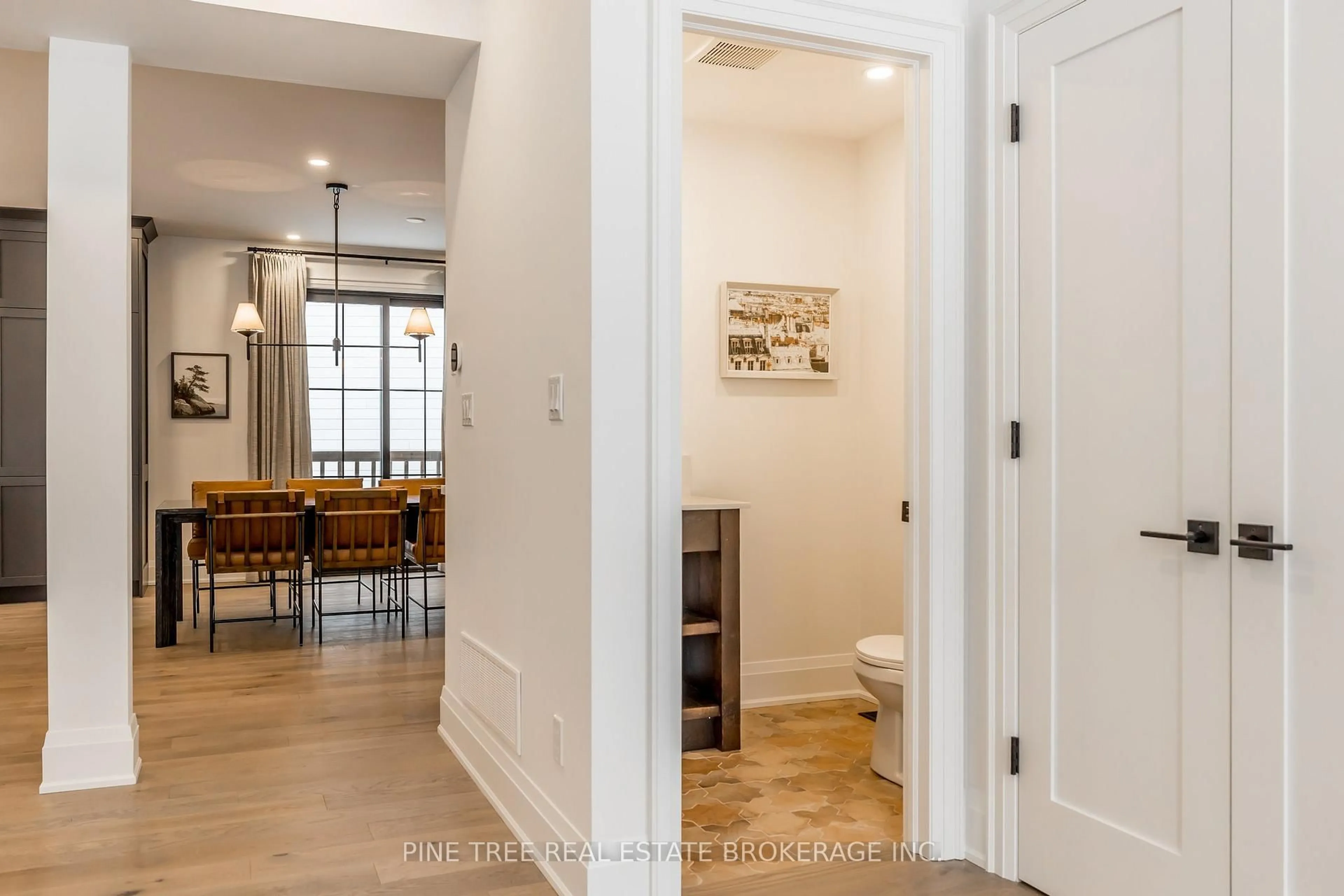 Indoor entryway for 271 Codrington St, Barrie Ontario L4M 1S7