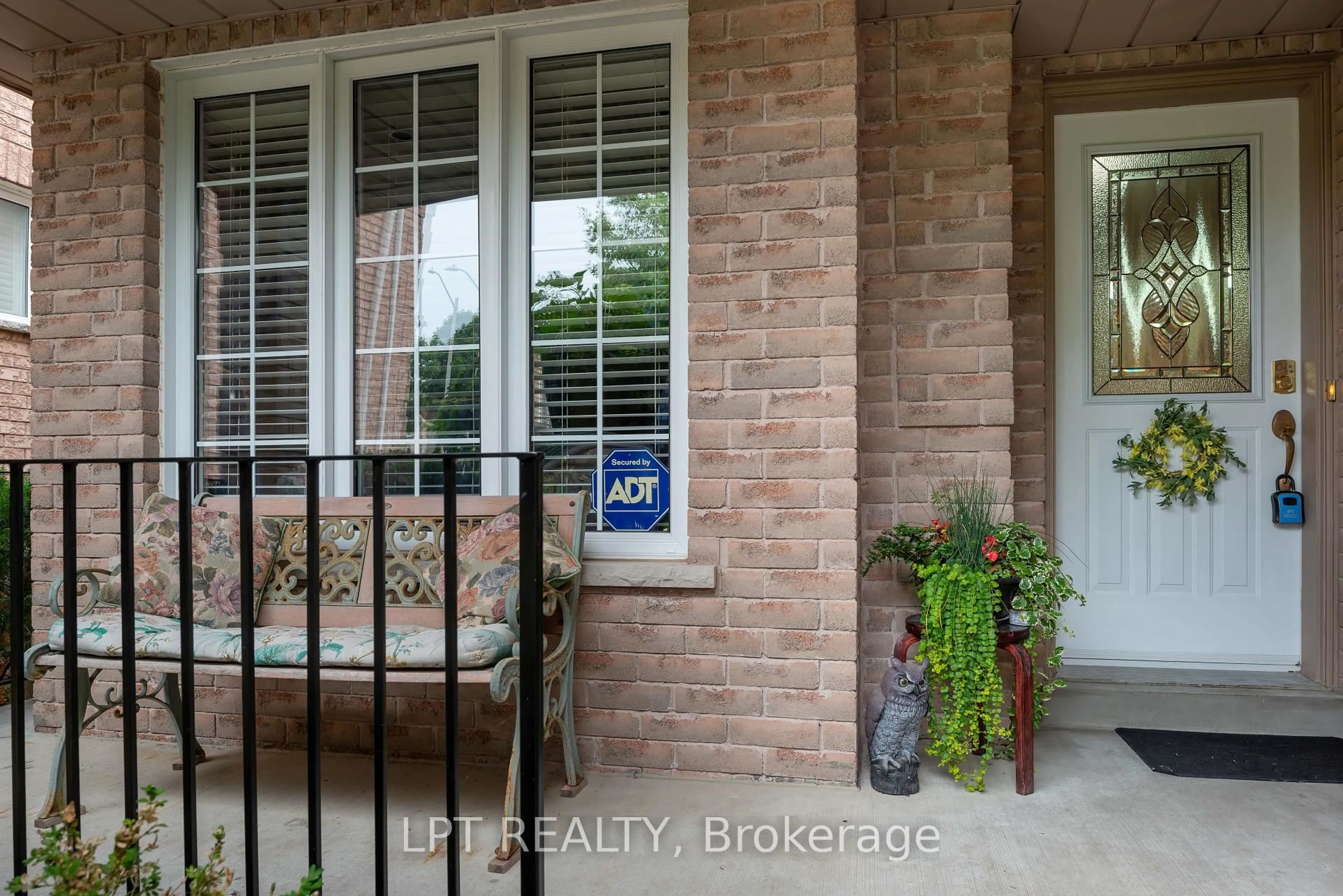 Indoor entryway for 25 Dunnett Dr, Barrie Ontario L4N 0J7
