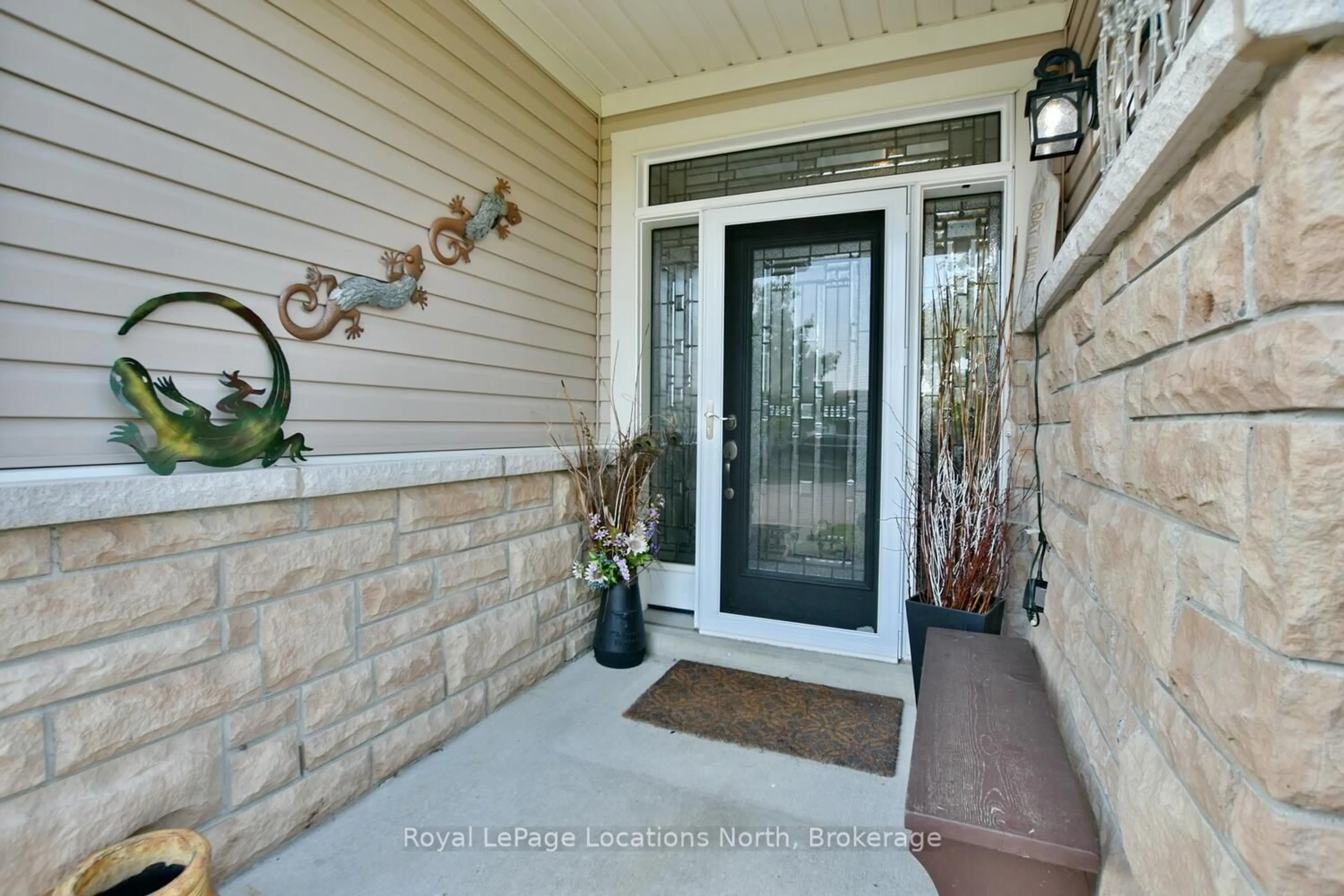 Indoor entryway for 26 Starboard Circ, Wasaga Beach Ontario L9Z 0E9
