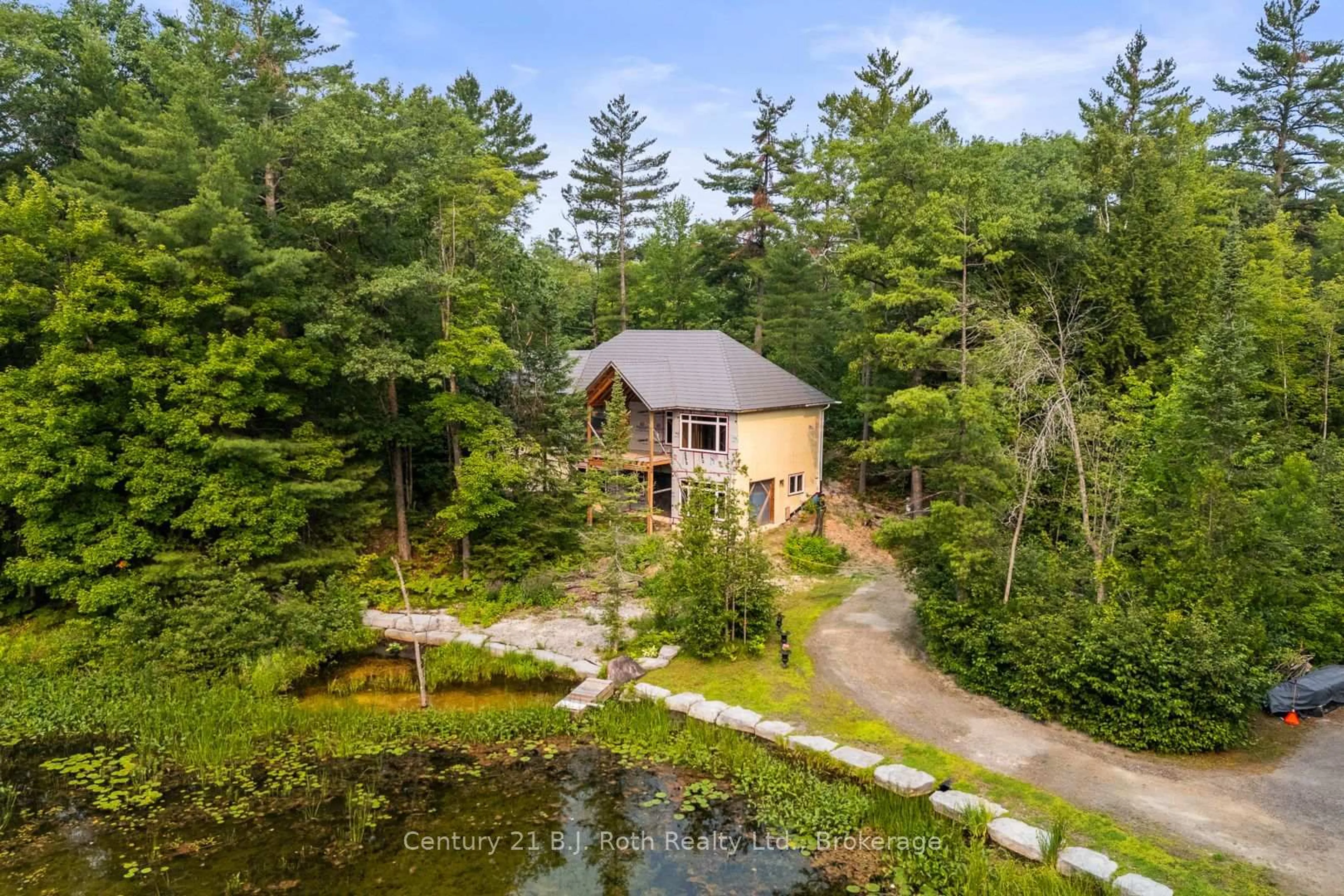 A pic from outside/outdoor area/front of a property/back of a property/a pic from drone, water/lake/river/ocean view for 8126 Oakridge Dr, Severn Ontario L0K 2B0