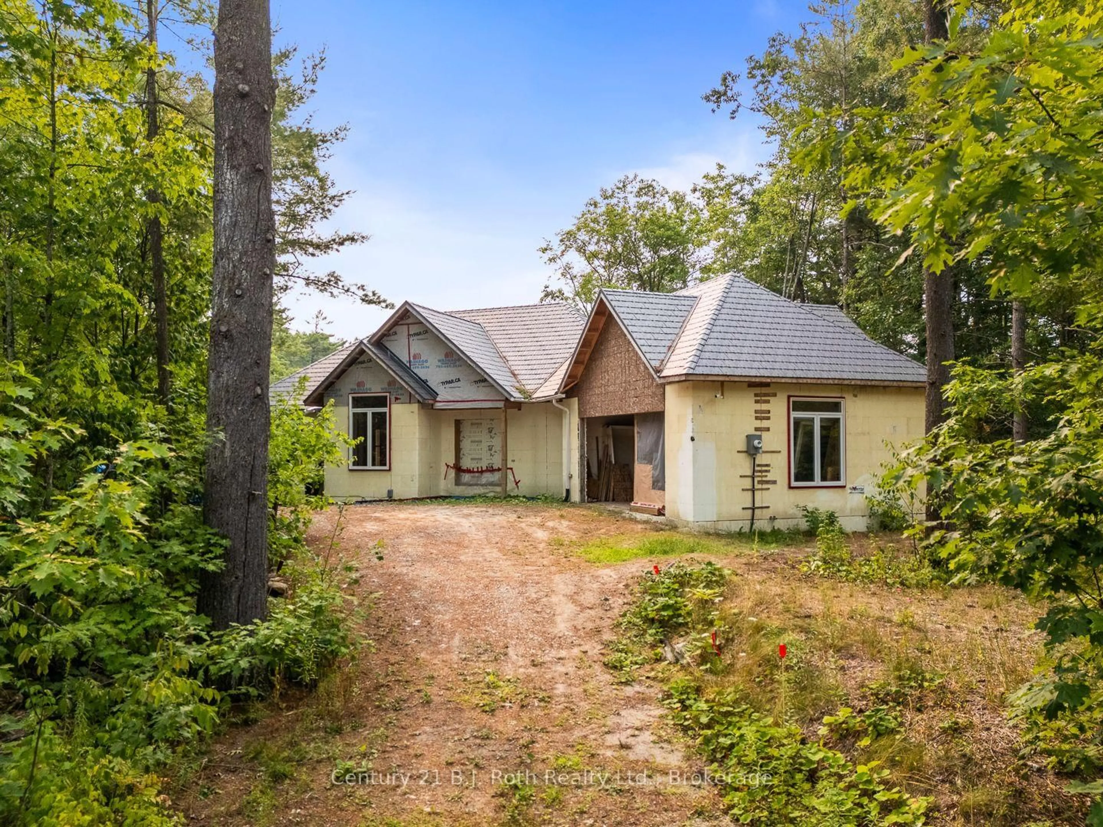 A pic from outside/outdoor area/front of a property/back of a property/a pic from drone, unknown for 8126 Oakridge Dr, Severn Ontario L0K 2B0