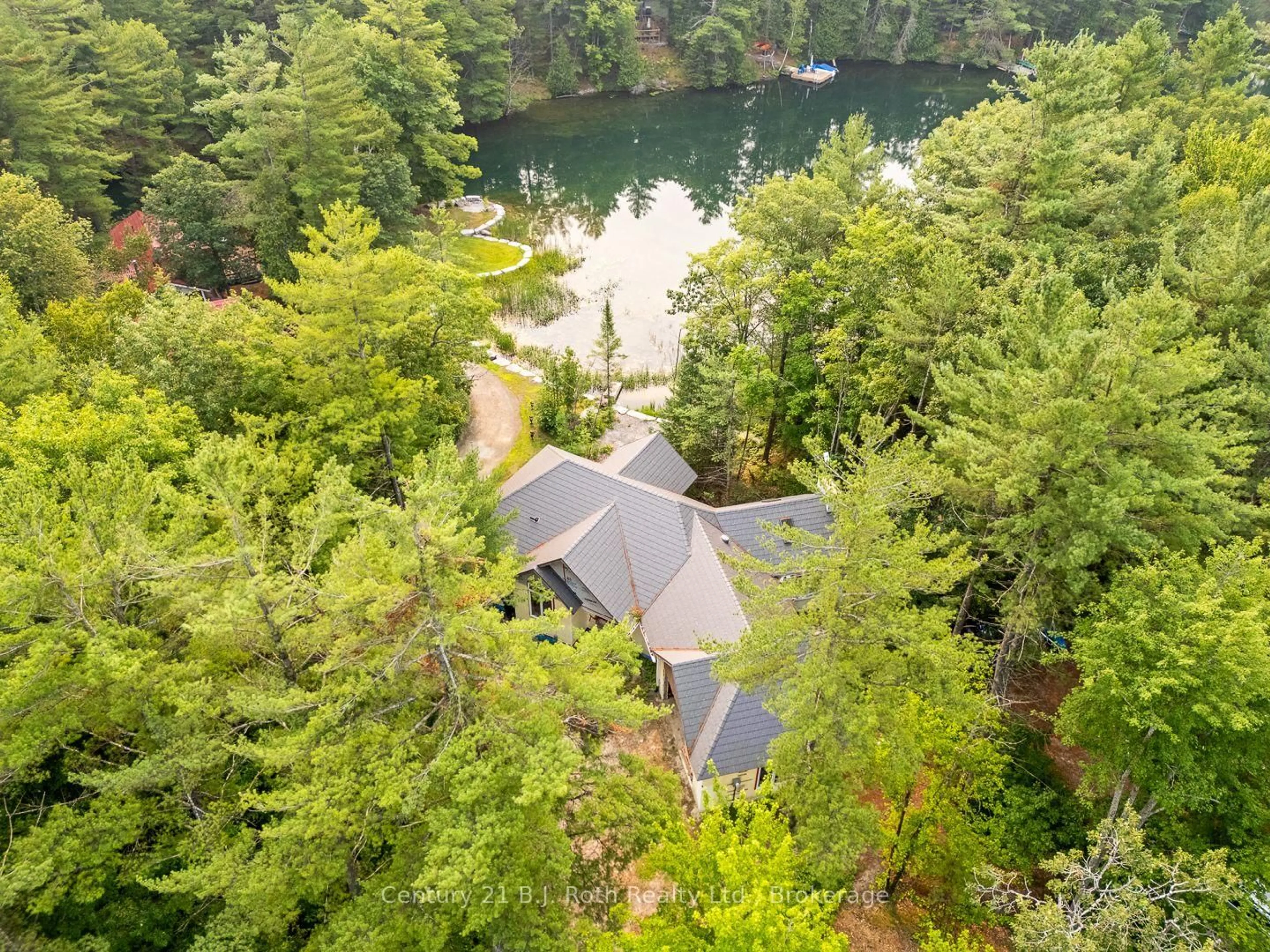 A pic from outside/outdoor area/front of a property/back of a property/a pic from drone, water/lake/river/ocean view for 8126 Oakridge Dr, Severn Ontario L0K 2B0