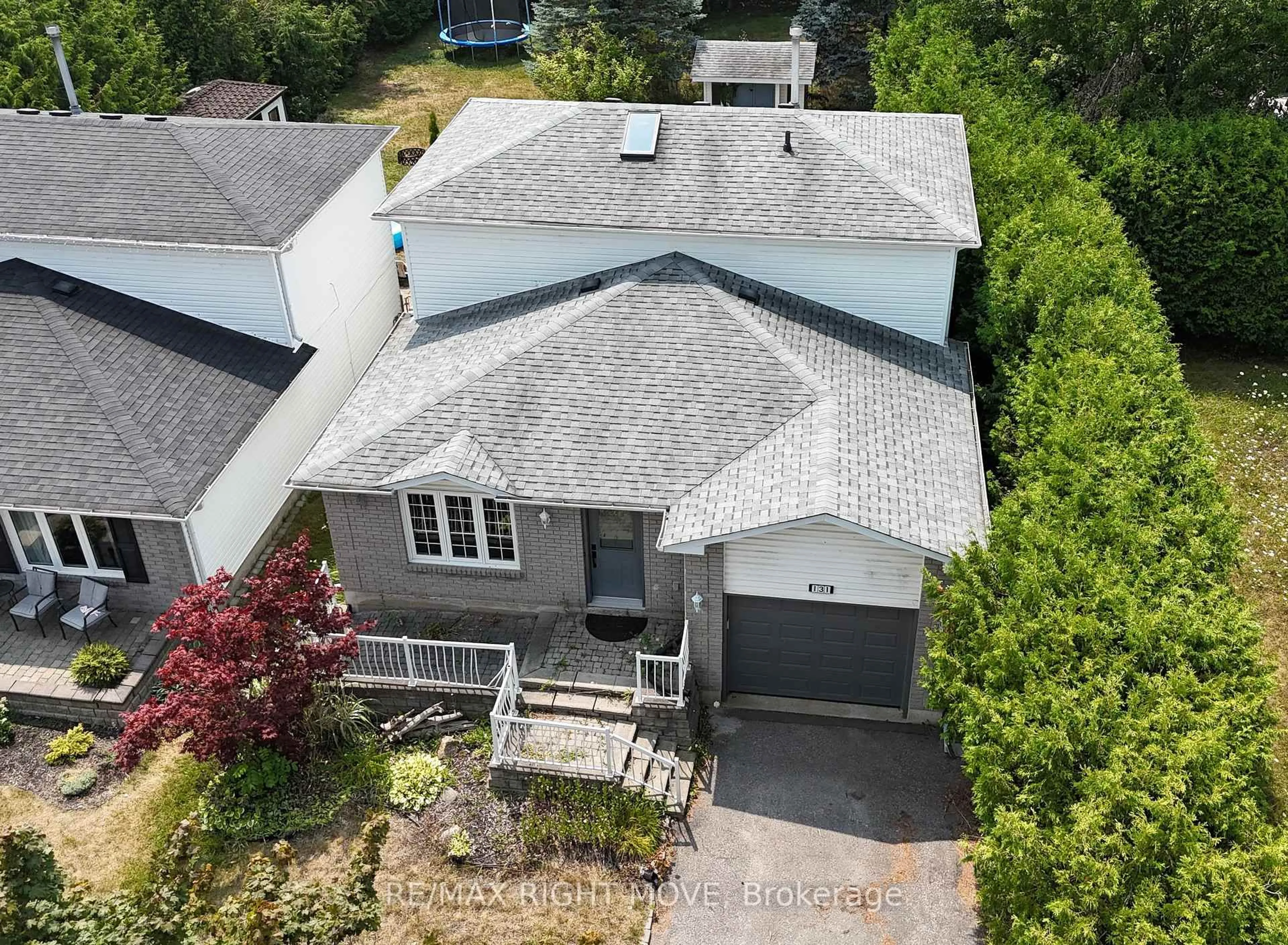 A pic from outside/outdoor area/front of a property/back of a property/a pic from drone, street for 131 Athabaska Rd, Barrie Ontario L4N 8E5