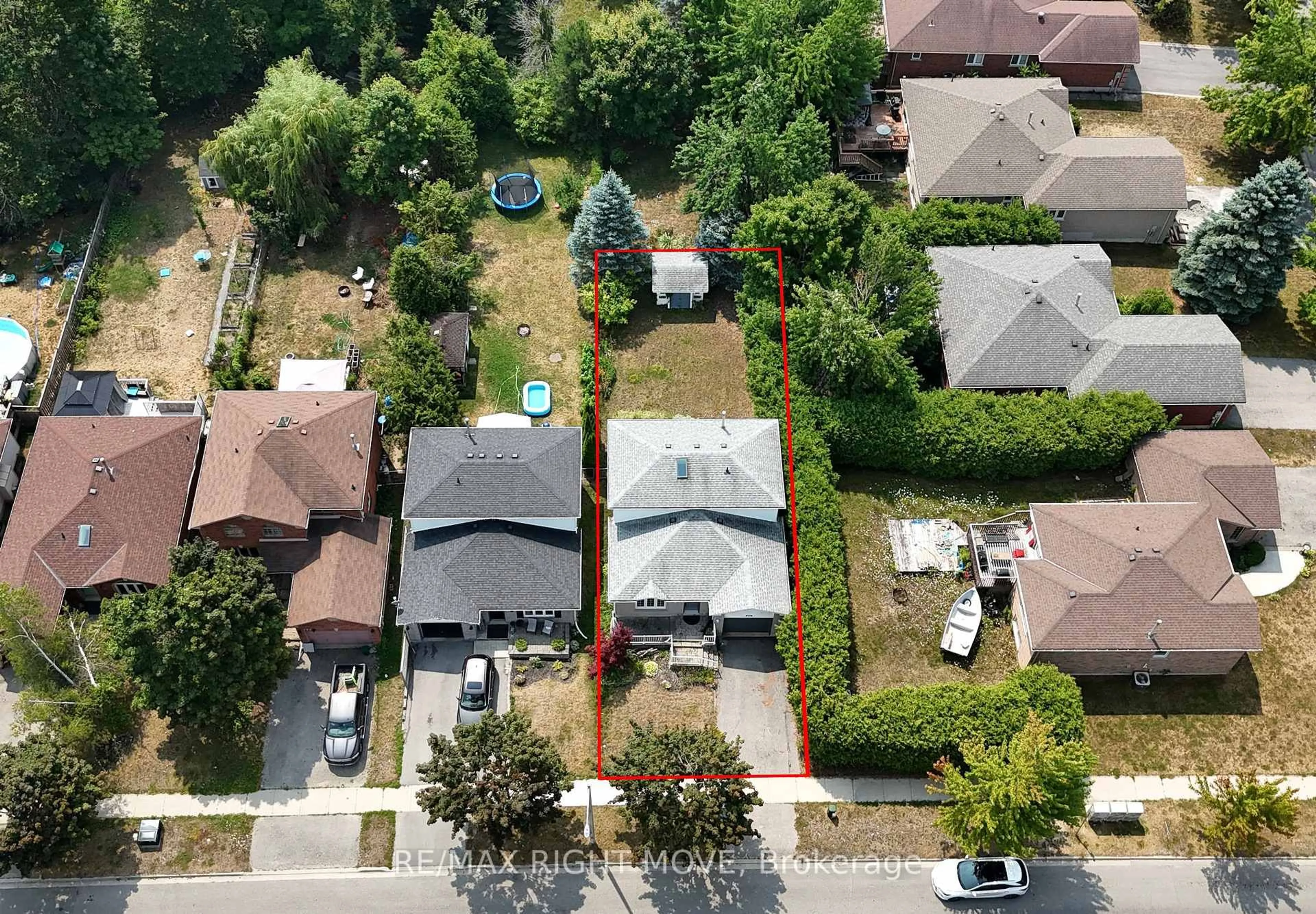 A pic from outside/outdoor area/front of a property/back of a property/a pic from drone, street for 131 Athabaska Rd, Barrie Ontario L4N 8E5